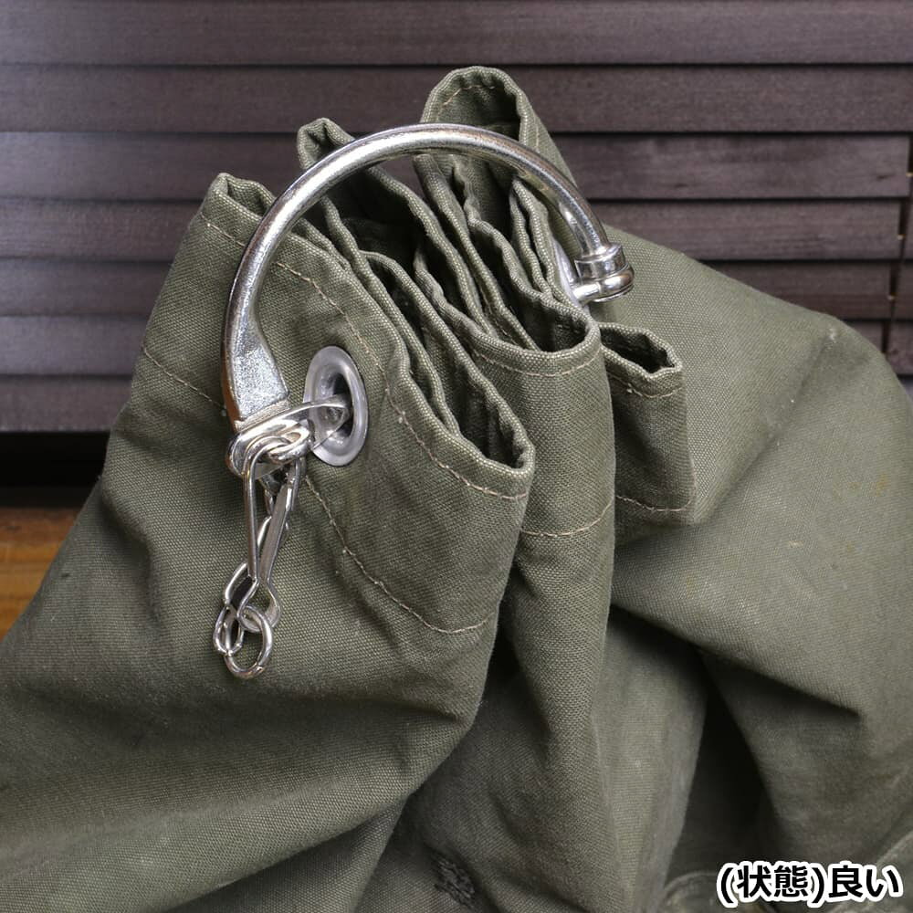ミリタリーショップ レプマートのドイツ軍放出品 ダッフルバッグ用Dカン 鉄製 キャリングハンドル [ チェーン固定式 / 破損あり ] ドイツ連邦軍 ダッフルバッグロック バッグアクセサリー ミリタリー 軍物 軍払い下げ品 ミリタリーバッグ アクセサリー バッグ用パーツ 販売 ミリタリーサープラス 独軍｜アングル3