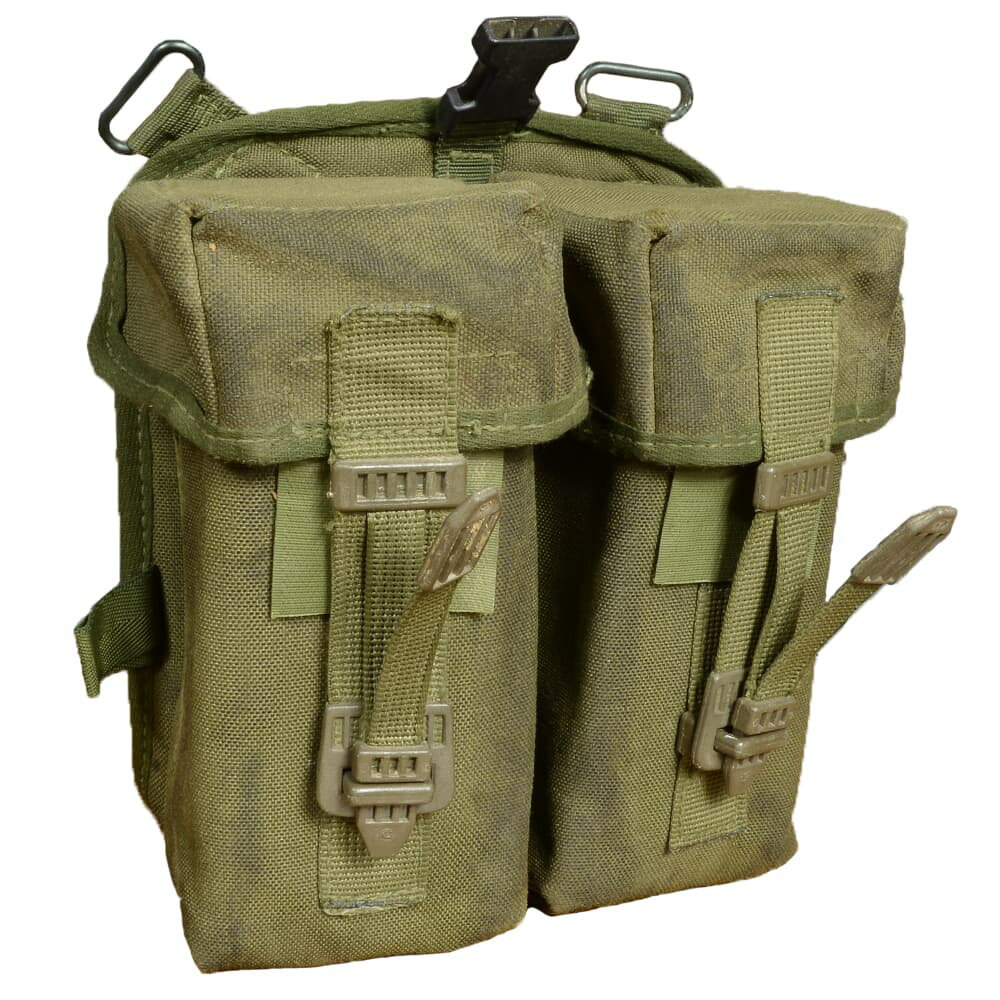英軍 オリーブドラブ 払下げ品PLCE装備品に対応したマグポーチ■軍放出品のご購入を検討されているお客様へ。ご購入前に必ず下記の説明文、注意文を最後までご一読いただきますようお願い致します。イギリス軍より払い下げられたマガジンポーチです。SA80/L85、M4/M16系からG36マガジンを4つ収納可能。仕切りで2つに分かれています。背面にはベルトループと固定用の金属フックが搭載されている他、Oカンとバックル(メス)も搭載されているので同国の装備品PLCEベルトを始め、様々な装備品に取り付け可能。【放出品ご購入の際の注意点】※軍放出品は全て使用済みの物品です。商品には「汚れ、カビ、サビ、臭気、落書き、変色、変形、素材の劣化、破れ、補修跡、欠損、破損、色味の違い、印字・デザイン違い、動作不良」がある場合がございます。また、製造年代などはお選びいただけません。ご理解いただける場合のみご購入ください。※ご購入後に上記のような商品の状態に関するお問い合わせはお受けできません。恐れ入りますがご容赦いただきますようお願い申し上げます。※ご購入後の商品の返品・交換をご希望の場合、発生いたします送料に関しましてはお客様のご負担になりますので何卒ご了承ください。※製品の仕様、外観はメーカーより予告なく変更されますので、気になる点や、詳細はメールで別途お問合わせください。PC・モニタの環境で色が実物と多少異なる場合があります。布製品などは個体差があり、寸法に誤差が多少ありますので、ご了承くださいませ。マグポーチの詳細内部の仕切りは、両方ある場合と片方のみの場合があります。収納数ダブルマグポーチ4本収納適合（遊戯銃）M4/AR15（M4、M16、URG-I、CQB-R、MK18 MOD1、AR15、HK416、89式、20式、スカーL、FAMAS、AUG、MCX など）G36（H&K G36）素材ナイロン外寸（幅×厚×高）W19cm × D9cm × H21cm内寸（幅×厚×高）W9cm × D8/4cm × H20cm重量約305g他のバリエーションはこちら[ 可 / 左用 ][ 難あり / 右用 ][ 難あり / 左用 ]世界各国の軍隊で使用されていた服やポーチなどの装備、備品を民間に放出した商品になります。世界各国の軍隊のマークや紋章が入っており、普段見かけない商品ばかり。実際に使用されていたからこそユーズド感満載で、本格派ミリタリーマニアにはたまらない一品。[軍放出品/軍放出品 軍払下げ品 ミリタリーサープラス Military Surplus]軍放出品の商品一覧[2696][d00012111219822002696][2485][d01362476291824850000][2991][d00012978298429910000][00GUN]マグポーチ オリーブドラブ 軍物 ミリタリー サバゲー装備 サバゲー ライフルマガジンポーチ ライフルマガジンケース ライフルマグポーチ ライフルマグケース イギリス軍サープラス イギリス軍実物 イギリス軍払い下げ品 英軍装備 英国軍 ブリティッシュアーミー ピーエルシーイー NATO放出品 欧州軍サープラス 欧州軍放出品 欧州軍払い下げ品 欧州軍実物 イギリス軍 英軍 制式装備 兵士装備 装備 個人装備 官給品 ミリタリーサープラス 払い下げ 軍事物資 軍用品 軍需資材 実物 本物 レプマート repmart 激安通販 激安販売サバゲー装備 ＞ ミリタリーポーチ ＞ マガジンポーチ ＞ ライフルマガジンポーチ ＞ ナイロン製軍モノ・輸入雑貨 ＞ 軍放出品 ＞ 欧州の軍放出品 ＞ イギリス軍放出品サバゲー装備 ＞ 軍装備種別 ＞ イギリス軍装備 ＞ PLCE装備取り扱いブランド ＞ 《カ》行 ＞ 《ク》で始まるブランド ＞ 軍放出品新着アイテム ＞ 新着アイテム 2024年 ＞ 7月 新入荷[英軍]【イギリス軍放出品 ライフルマガジンポーチ PLCE装備 L85/M4/AR15/G36 ナイロン製 OD [ 難あり / 右用 ]】■軍放出品のご購入を検討されているお客様へ。ご購入前に必ず下記の説明文、注意文を最後までご一読いただきますようお願い致します。イギリス軍より払い下げられたマガジンポーチです。SA80/L85、M4/M16系からG36マガジンを4つ収納可能。仕切りで2つに分かれています。背面にはベルトループと固定用の金属フックが搭載されている他、Oカンとバックル(メス)も搭載されているので同国の装備品PLCEベルトを始め、様々な装備品に取り付け可能。【放出品ご購入の際の注意点】※軍放出品は全て使用済みの物品です。商品には「汚れ、カビ、サビ、臭気、落書き、変色、変形、素材の劣化、破れ、補修跡、欠損、破損、色味の違い、印字・デザイン違い、動作不良」がある場合がございます。また、製造年代などはお選びいただけません。ご理解いただける場合のみご購入ください。※ご購入後に上記のような商品の状態に関するお問い合わせはお受けできません。恐れ入りますがご容赦いただきますようお願い申し上げます。※ご購入後の商品の返品・交換をご希望の場合、発生いたします送料に関しましてはお客様のご負担になりますので何卒ご了承ください。サバゲー装備 ＞ ミリタリーポーチ ＞ マガジンポーチ ＞ ライフルマガジンポーチ ＞ ナイロン製軍モノ・輸入雑貨 ＞ 軍放出品 ＞ 欧州の軍放出品 ＞ イギリス軍放出品サバゲー装備 ＞ 軍装備種別 ＞ イギリス軍装備 ＞ PLCE装備取り扱いブランド ＞ 《カ》行 ＞ 《ク》で始まるブランド ＞ 軍放出品新着アイテム ＞ 新着アイテム 2024年 ＞ 7月 新入荷ハンガリー軍放出品 ライフルマガジンポーチ AKマガジン適合 ダブル S95ハンガリー軍放出品 ライフルマガジンポーチ AKマガジン適合 S95イギリス軍放出品 ライフルマガジンポーチ PLCE装備 L85/M4/AR15 ダブル DPM迷彩イギリス軍放出品 ピストルマガジンポーチ オスプレイ MK4 9mm拳銃 MTP迷彩&nbsp;