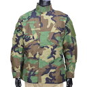 BDUジャケット カモフラ トゥルースペックアメリカ軍にタクティカルウェアを供給しているトゥルースペック のジャケットです。フロントの開閉はジッパー式で、両肩、両胸にポケットを装備。両肩のポケットはベルクロパネルが付いており、ベルクロタイプ...