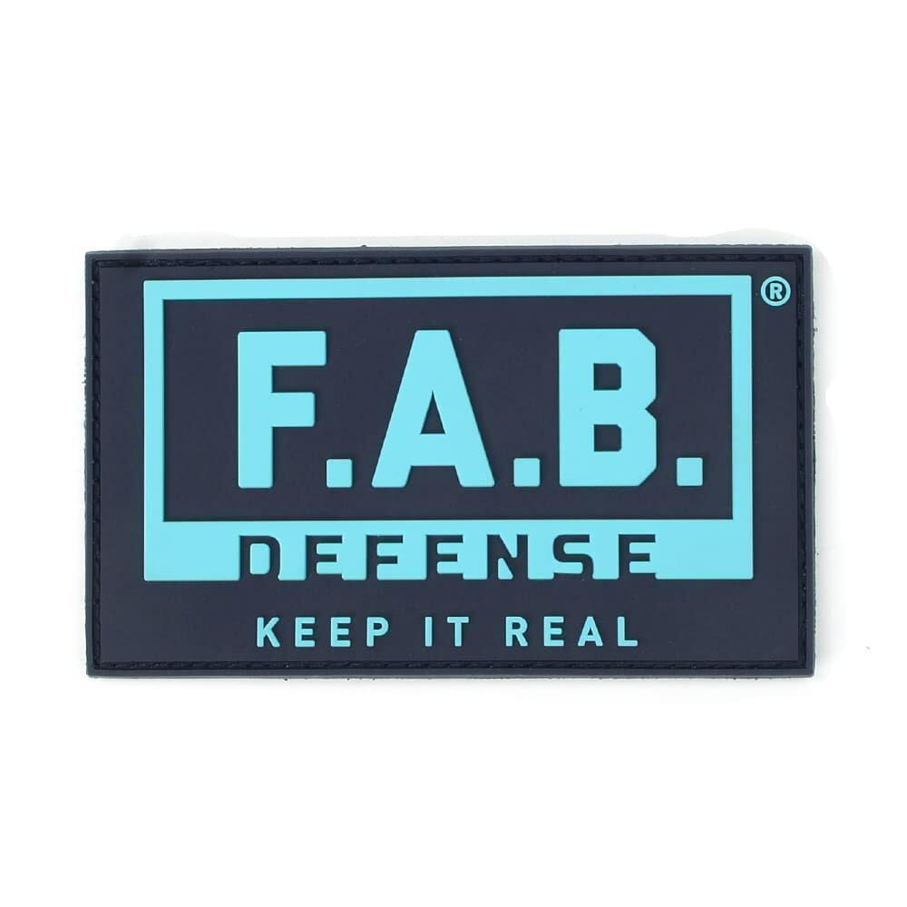 ファブディフェンス Patch 半立体FAB DEFENSEロゴが映える3DPVCパッチイスラエルのタクティカルギアブランド、FAB DEFENSEのPVCパッチです。ブランドロゴを立体感のあるPVC素材で表現した、シンプルかつタクティカルなデザインが特徴。無骨な雰囲気と存在感を兼ね備えており、ミリタリースタイルのアクセントとして映える仕上がりとなっています。裏面はベルクロオス付き仕様のため、プレートキャリアやバッグ、ジャケットなどへ簡単に装着可能。サバイバルゲーム装備やアウトドアギアのカスタムにも適しています。PVC素材ならではの耐久性を備えており、コレクションアイテムとしてもおすすめのミリタリーパッチです。※製品の仕様、外観はメーカーより予告なく変更されますので、気になる点や、詳細はメールで別途お問合わせください。PC・モニタの環境で色が実物と多少異なる場合があります。布製品などは個体差があり、寸法に誤差が多少ありますので、ご了承くださいませ。ワッペンの詳細タイプ1タイプ2サイズ約W85mm x H50mm約W75mm x H50mm素材ポリ塩化ビニル（PVC）ポリ塩化ビニル（PVC）衣類の採寸方法について他のバリエーションはこちら[ タイプ1 ][ タイプ2 ]FAB-Defense(ファブディフェンス)はイスラエルの軍事、法執行機関や各国の特殊部隊に人間工学や最先端テクノロジーを取り入れた、タクティカルな銃器アクセサリーを多数提供しています。[FABディフェンス/FAB DEFENSE ファブディフェンス]FABディフェンスの商品一覧[1064][d01331214104210640000][00FDF] 企業デザインパッチ ブランドワッペン メーカーワッペン 企業ロゴ ブランドロゴ コーポレート ロゴ入り 会社名 ブランド ワッペン パッチ 刺繍 エンブレム レプマート repmart 激安通販 激安販売ミリタリーファッション ＞ 服飾品 ＞ ミリタリーワッペン ＞ ブランドロゴ取り扱いブランド ＞ 《ハ》行 ＞ 《フ》で始まるブランド ＞ FABディフェンス新着アイテム ＞ 新着アイテム 2026年 ＞ 5月 新入荷[ファブディフェンス]ミリタリーファッション [服飾品/ミリタリーワッペン/ブランドロゴ]【FAB DEFENSE ミリタリーパッチ 3Dロゴ PVC素材 ショットショー限定 ベルクロオス [ タイプ1 ]】イスラエルのタクティカルギアブランド、FAB DEFENSEのPVCパッチです。ブランドロゴを立体感のあるPVC素材で表現した、シンプルかつタクティカルなデザインが特徴。無骨な雰囲気と存在感を兼ね備えており、ミリタリースタイルのアクセントとして映える仕上がりとなっています。裏面はベルクロオス付き仕様のため、プレートキャリアやバッグ、ジャケットなどへ簡単に装着可能。サバイバルゲーム装備やアウトドアギアのカスタムにも適しています。PVC素材ならではの耐久性を備えており、コレクションアイテムとしてもおすすめのミリタリーパッチです。ミリタリーファッション ＞ 服飾品 ＞ ミリタリーワッペン ＞ ブランドロゴ取り扱いブランド ＞ 《ハ》行 ＞ 《フ》で始まるブランド ＞ FABディフェンス新着アイテム ＞ 新着アイテム 2026年 ＞ 5月 新入荷FAB Defense ミリタリーワッペン LOGOマーク 刺繍 ベルクロワッペンFAB Defense ミリタリーワッペン LOGOマーク 刺繍 ベルクロワッペンAGILITE ワッペン ISRAELI FLAG PATCH イスラエル国旗 ODグリーン 8121ODG1SZWarrior Assault Systems パッチ ロゴ シールド型 ベルクロ希望の方は、注文時に必ず、「メール便」を選択してください。このバナーのある商品は、注文時選択した場合のみ、送料250円(税込)で発送可能※マーク無し商品と同梱の場合770円(税込)※保証無しのメール便、または定形外郵便で発送（発送方法は選べません）支払い方法に代金引換はお選びいただけません。入金確認後、1週間以内の発送となります。「配達指定日」の対応できません。→→→詳しくはこちらを必ずご確認ください。&nbsp;