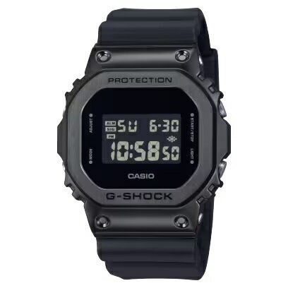 CASIOG-SHOCK GM-5600UB-1JF タフネスを追求し進化を続けるスクエアデザインのG-SHOCK 5600シリーズから、メタル素材を採用しLEDライトを搭載したモデルが登場。 タフネスを追求し進化を続けるG-SHOCKのスクエアデザイン「5600シリーズ」から、メタル素材を採用したモデルです。 ケース内部に樹脂素材を、ベゼルカバー部分に硬質なステンレス素材を採用することで、軽量で快適な着け心地を保ちながら、高い質感を引き出しました。また、反転液晶を採用することでよりシックな仕上げにしています。 初代から受け継がれるコンセプトはそのままに、時計としてのクオリティを追求し外装や装着性の進化に磨きをかけた5600シリーズです。●20気圧防水機能●ストップウオッチ（1/100秒（00'00"00〜59'59"99）/1秒（1：00'00"〜23：59'59"）、24時間計、スプリット付き）●タイマー（セット単位：1秒、最大セット：24時間、1秒単位で計測、オートリピート）●マルチアラーム・時報●フルオートカレンダー●12/24時間制表示切替●LEDバックライト（スーパーイルミネーター、残照機能付き）●報音フラッシュ機能（アラーム/時報/タイマー連動発光）●電池寿命約5年 2