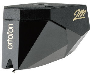 最高級の無垢ダイアモンドShibataを使用したMMカートリッジの最高級機 2Mシリーズの頂点となるべく開発された2M Blackは、高性能な無垢シバタ針の採用により、Bronzeを超えた高解像度・ワイドレンジを実現しています。また、2M Blackはアルミカンチレバーを採用しているため、ボロンのカンチレバーを採用したフラッグシップモデルの2M Black LVB 250に比べるとやや音色が柔らかい傾向にあります。そして2M BronzeおよびBlack、Black LVB 250本体内部のコイルには高純度な銀メッキ銅線を採用しています。よってこの3機種は煌びやかでありながらニュートラルな、上位モデルに相応しい高品位なサウンドとなっています。 ●出力電圧：5.0mV ●周波数帯域：20Hz-31,000Hz ●ダイアモンド針：Nude Shibata ●カンチレバー：アルミニウム ●適正針圧：1.5g ●自重：7.2g