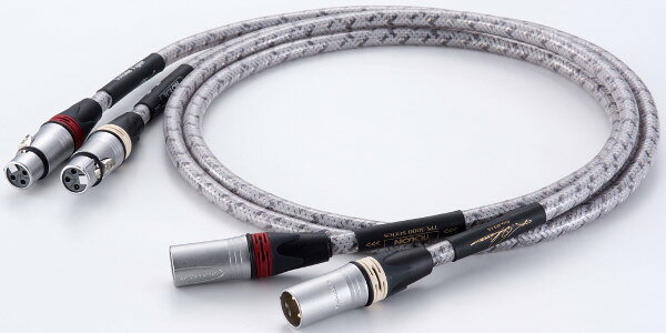 TPL-3000X-WT（White Tiger） 【概要】 ベースとなるのは、世界各国で高い評価を獲得した TPL-3000A-WT（White Tiger）に投入された 4 つの独自技術。世界特許「マグネシウムシールド」、特許技術「Photon Shield」、最新エージング技術「H.S.E Exclusive」、そして複合共振を抑制する「D-REN シース」。ティグロンが長年培ってきたフラッグシップ技術を惜しみなく投入しました。 そして今回、新たな到達点となるのが、10年近い歳月をかけて完成した新開発「純マグネシウムシールド」です。純マグネシウムは極めて軽量かつ高い振動制御能力を持つ理想的な素材でありながら、圧延加工の難しさや強度不足という大きな壁により、シールドへの実用化は長年“不可能”とされてきました。 ティグロンは独自の加工技術と長期にわたる研究開発により、ついに純マグネシウムによるシールド構造の実用化に成功。従来のノイズ対策の概念を超え、音楽信号そのものの純度を極限まで高めることで、圧倒的な静寂感、空間の広がり、空気感、実在感を実現しました。 White Tiger の名にふさわしい、圧倒的 S/N、異次元の空間再現力、そして生々しい音楽表現を実現した、ティグロン渾身のフラッグシップ・ラインケーブルです。 【仕様】 導体：DF-OFC　1.5sq×3 絶縁：スーパークリアアイソレーター 中間シース：D-REN シース プラグ（XLR）：NEUTRIK製＋D-REN RING（特許取得） シールド1：純マグネシウムシールド（新開発・世界特許） シールド2：フォトンシールド（特許技術） バーンイン：H.S.E Exclusive処理
