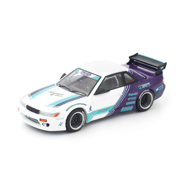発売予定日2026年4月⇒入荷日未定メーカーPOP RACE登場作品---商品詳細ドリフトシーンで人気の高いPANDEM S13を、ホワイト×パープルの個性的なカラーリングで1/64スケール化。ティールのリバリーが映えるボディは精密な塗装で再現され、フロント開閉ギミックからはエンジンディテールが覗けます。スタンス＆ドリフト好きにおすすめの一台です。原型製作---サイズ1/64スケール商品仕様ダイキャスト製 塗装済み完成品 ミニカーパッケージ---備考※商品の画像は試作品、実機・実車、イメージCGなどを内容の補助的説明として掲載いたしておりますので、実際の商品と異なる場合が御座います。個数制限お1人様2個まで■ ご予約商品全般に関するご注意当店では十分な数量を発注したうえでご予約を承っておりますが、生産上の都合などにより、入荷直前で数量を調整されてしまう場合が稀に御座います。その場合メールでご連絡のうえ、原則ご注文先着順でのご提供となります。また、複数個のご注文を減数させて頂いたり、ご注文自体を取り消しとさせて頂く場合が御座います。予めご了承頂けますようお願い致します。※2019年4月1日より、ご予約商品はお支払い方法に関わらず単体のみでの受付となります。上記日時以降にご予約商品を複数同時にご注文された場合、自動的にキャンセル処理が行われますのでご注意下さい。2019年3月31日以前にご注文の場合、同梱・分割につきましては以下からご確認下さい。ご注文管理システム概要※商品の大幅な延期についてメーカーの都合により発売の大幅な遅れが発生する可能性がございます。発売延期発生から1年以上情報が途絶えたものは、当店の判断で受注を一旦白紙とさせて頂く場合が御座います。正確な情報が入り次第、改めて受注を取り直し致します。また、2019年4月1日より、注文日より1年以上経過したご注文は、システム上強制キャンセルされることとなりました。予めご了承下さい。※ご予約商品のキャンセルについてご注文のキャンセルは発売延期時等も含み原則不可となりますので、十分ご検討の上お申し込み下さい。代金引換発送後の受け取り拒否などは、往復分の送料等諸経費をご請求させて頂きます。尚、複数個（2個以上）のご注文、海外メーカーの商品、1万円を超える高額商品のご注文はキャンセルを一切承る事が出来ませんので、十分ご検討のうえご注文下さい。また、キャンセル履歴のある方のご注文は、当店の判断でご注文をお断りさせて頂く場合が御座いますので予めご了承下さい。※商品の発送時期について◎ ご予約商品は入荷翌営業日より発送されます。営業日に付きましては、トップページのカレンダーをご確認下さい。入荷日が週末にあたる場合は、翌週の発送になります。お急ぎの発送に対応出来ない場合が御座いますので予めご了承下さい。※長期のお取り置きはしておりません。※当社が運営する他店舗でのご注文とはおまとめが出来ません。※お引越しや長期出張の際は事前にメールでご連絡下さい。※ラッピングサービス、海外発送は行っておりませんので予めご了承下さい。JAN CODE：4562129859687