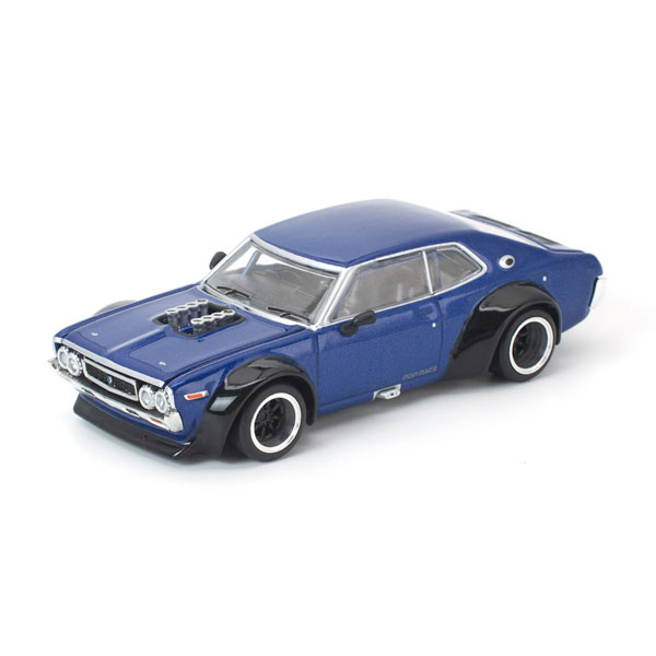 発売予定日入荷日未定メーカーPOP RACE登場作品---商品詳細POP RACE独自の解釈でリイマジンされたC130 ローレルに、深みのあるネイビーブルーとグロッシーブラックのオーバーフェンダーを組み合わせた新カラーが登場。ワイドボディ化された迫力あるスタイルを、1/64スケールで精密に再現。フロントフードおよびリアトランクの開閉ギミックを搭載し、内部には細部まで作り込まれたエンジンディテールを備えています。クラシックな佇まいと現代的カスタムが融合した、POP RACEならではの存在感を放つコレクター向けモデルです。原型製作---サイズ1/64スケール商品仕様材質：ダイキャスト合金、ABSパッケージ---備考2026年7〜9月発売予定ですが、発売が大幅に変更となる可能性があるため、入荷日未定とさせていただいております。※商品の画像は試作品、実機・実車、イメージCGなどを内容の補助的説明として掲載いたしておりますので、実際の商品と異なる場合が御座います。個数制限お1人様2個まで■ ご予約商品全般に関するご注意当店では十分な数量を発注したうえでご予約を承っておりますが、生産上の都合などにより、入荷直前で数量を調整されてしまう場合が稀に御座います。その場合メールでご連絡のうえ、原則ご注文先着順でのご提供となります。また、複数個のご注文を減数させて頂いたり、ご注文自体を取り消しとさせて頂く場合が御座います。予めご了承頂けますようお願い致します。※2019年4月1日より、ご予約商品はお支払い方法に関わらず単体のみでの受付となります。上記日時以降にご予約商品を複数同時にご注文された場合、自動的にキャンセル処理が行われますのでご注意下さい。2019年3月31日以前にご注文の場合、同梱・分割につきましては以下からご確認下さい。ご注文管理システム概要※商品の大幅な延期についてメーカーの都合により発売の大幅な遅れが発生する可能性がございます。発売延期発生から1年以上情報が途絶えたものは、当店の判断で受注を一旦白紙とさせて頂く場合が御座います。正確な情報が入り次第、改めて受注を取り直し致します。また、2019年4月1日より、注文日より1年以上経過したご注文は、システム上強制キャンセルされることとなりました。予めご了承下さい。※ご予約商品のキャンセルについてご注文のキャンセルは発売延期時等も含み原則不可となりますので、十分ご検討の上お申し込み下さい。代金引換発送後の受け取り拒否などは、往復分の送料等諸経費をご請求させて頂きます。尚、複数個（2個以上）のご注文、海外メーカーの商品、1万円を超える高額商品のご注文はキャンセルを一切承る事が出来ませんので、十分ご検討のうえご注文下さい。また、キャンセル履歴のある方のご注文は、当店の判断でご注文をお断りさせて頂く場合が御座いますので予めご了承下さい。※商品の発送時期について◎ ご予約商品は入荷翌営業日より発送されます。営業日に付きましては、トップページのカレンダーをご確認下さい。入荷日が週末にあたる場合は、翌週の発送になります。お急ぎの発送に対応出来ない場合が御座いますので予めご了承下さい。※長期のお取り置きはしておりません。※当社が運営する他店舗でのご注文とはおまとめが出来ません。※お引越しや長期出張の際は事前にメールでご連絡下さい。※ラッピングサービス、海外発送は行っておりませんので予めご了承下さい。JAN CODE：4562129851025