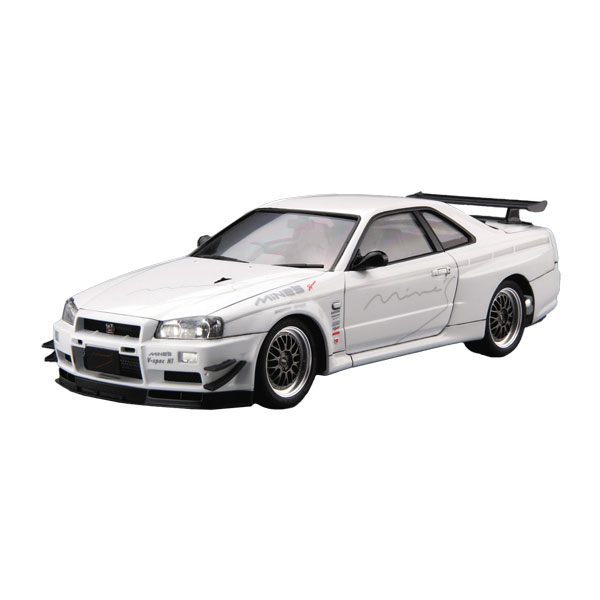 発売予定日2026年8月予定メーカーアオシマ登場作品---商品詳細R34のマインズ仕様1999年1月、それまで「最強」の称号を欲しいままにしてきたR33型スカイラインGT-Rを基にR34型スカイラインGT-R(BNR34)は生まれました。パワーユニットはR32型から引き継がれてきた名機「RB26DETT」を更にリファインし、最高出力は当時の国内自主規制値280PSに抑えられているものの、トルクは40.0kg/mリッター当たり15.6kg/mと当時の国産エンジン最強スペックを誇りました。また、トランスミッションはゲトラグ社と共同開発した6速マニュアルを採用しています。ボディサイズもR33型と比べダウンサイジングが図られ運動性能を大幅に高めました。しかし2002年8月、排ガス規制のため惜しまれつつ生産を終了し、その歴史に幕を閉じています。●エアスクープ付きフロントバンパー●カーボンエアロミラー タイプ2●トランクスポイラー●カナード●18インチ：BBS LM ホイール●窓枠シール付属原型製作---サイズ1/24スケール商品仕様プラスチックモデルキットパッケージ---備考※組み立て・塗装の必要なプラモデルです。完成品ではございませんのでご注意ください。※商品の画像は試作品、実機・実車、イメージCGなどを内容の補助的説明として掲載いたしておりますので、実際の商品と異なる場合が御座います。個数制限お1人様3個まで■ ご予約商品全般に関するご注意当店では十分な数量を発注したうえでご予約を承っておりますが、生産上の都合などにより、入荷直前で数量を調整されてしまう場合が稀に御座います。その場合メールでご連絡のうえ、原則ご注文先着順でのご提供となります。また、複数個のご注文を減数させて頂いたり、ご注文自体を取り消しとさせて頂く場合が御座います。予めご了承頂けますようお願い致します。※2019年4月1日より、ご予約商品はお支払い方法に関わらず単体のみでの受付となります。上記日時以降にご予約商品を複数同時にご注文された場合、自動的にキャンセル処理が行われますのでご注意下さい。2019年3月31日以前にご注文の場合、同梱・分割につきましては以下からご確認下さい。ご注文管理システム概要※商品の大幅な延期についてメーカーの都合により発売の大幅な遅れが発生する可能性がございます。発売延期発生から1年以上情報が途絶えたものは、当店の判断で受注を一旦白紙とさせて頂く場合が御座います。正確な情報が入り次第、改めて受注を取り直し致します。また、2019年4月1日より、注文日より1年以上経過したご注文は、システム上強制キャンセルされることとなりました。予めご了承下さい。※ご予約商品のキャンセルについてご注文のキャンセルは発売延期時等も含み原則不可となりますので、十分ご検討の上お申し込み下さい。代金引換発送後の受け取り拒否などは、往復分の送料等諸経費をご請求させて頂きます。尚、複数個（2個以上）のご注文、海外メーカーの商品、1万円を超える高額商品のご注文はキャンセルを一切承る事が出来ませんので、十分ご検討のうえご注文下さい。また、キャンセル履歴のある方のご注文は、当店の判断でご注文をお断りさせて頂く場合が御座いますので予めご了承下さい。※商品の発送時期について◎ ご予約商品は入荷翌営業日より発送されます。営業日に付きましては、トップページのカレンダーをご確認下さい。入荷日が週末にあたる場合は、翌週の発送になります。お急ぎの発送に対応出来ない場合が御座いますので予めご了承下さい。※長期のお取り置きはしておりません。※当社が運営する他店舗でのご注文とはおまとめが出来ません。※お引越しや長期出張の際は事前にメールでご連絡下さい。※ラッピングサービス、海外発送は行っておりませんので予めご了承下さい。JAN CODE：4905083205358