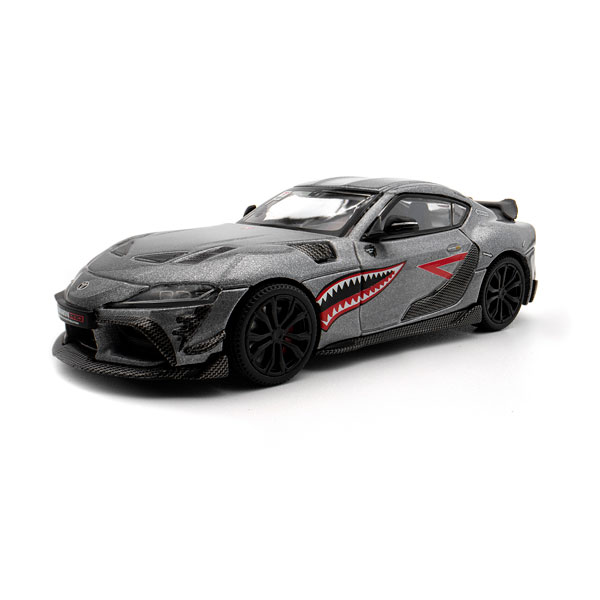 発売予定日入荷日未定メーカーWORKS Model登場作品---商品詳細DARWIN PROが手掛けるスープラを、カーボングレー仕様で1/64スケールに再現。ワイドで低く構えたフォルムに、カーボン調ディテールやブラックホイールを組み合わせ、迫力あるチューニングカーらしい雰囲気を表現しています。サイドのシャークマウス風グラフィックが個性を際立たせ、ディスプレイでも強い存在感を放つ仕上がり。カスタムカーやスープラコレクションに加えたい、インパクト抜群の一台です。原型製作---サイズ1/64スケール商品仕様ダイキャスト製 塗装済み完成品 ミニカーパッケージ---備考2026年10月発売予定ですが、発売が大幅に変更となる可能性があるため、入荷日未定とさせていただいております。※商品の画像は試作品、実機・実車、イメージCGなどを内容の補助的説明として掲載いたしておりますので、実際の商品と異なる場合が御座います。個数制限お1人様2個まで■ ご予約商品全般に関するご注意当店では十分な数量を発注したうえでご予約を承っておりますが、生産上の都合などにより、入荷直前で数量を調整されてしまう場合が稀に御座います。その場合メールでご連絡のうえ、原則ご注文先着順でのご提供となります。また、複数個のご注文を減数させて頂いたり、ご注文自体を取り消しとさせて頂く場合が御座います。予めご了承頂けますようお願い致します。※2019年4月1日より、ご予約商品はお支払い方法に関わらず単体のみでの受付となります。上記日時以降にご予約商品を複数同時にご注文された場合、自動的にキャンセル処理が行われますのでご注意下さい。2019年3月31日以前にご注文の場合、同梱・分割につきましては以下からご確認下さい。ご注文管理システム概要※商品の大幅な延期についてメーカーの都合により発売の大幅な遅れが発生する可能性がございます。発売延期発生から1年以上情報が途絶えたものは、当店の判断で受注を一旦白紙とさせて頂く場合が御座います。正確な情報が入り次第、改めて受注を取り直し致します。また、2019年4月1日より、注文日より1年以上経過したご注文は、システム上強制キャンセルされることとなりました。予めご了承下さい。※ご予約商品のキャンセルについてご注文のキャンセルは発売延期時等も含み原則不可となりますので、十分ご検討の上お申し込み下さい。代金引換発送後の受け取り拒否などは、往復分の送料等諸経費をご請求させて頂きます。尚、複数個（2個以上）のご注文、海外メーカーの商品、1万円を超える高額商品のご注文はキャンセルを一切承る事が出来ませんので、十分ご検討のうえご注文下さい。また、キャンセル履歴のある方のご注文は、当店の判断でご注文をお断りさせて頂く場合が御座いますので予めご了承下さい。※商品の発送時期について◎ ご予約商品は入荷翌営業日より発送されます。営業日に付きましては、トップページのカレンダーをご確認下さい。入荷日が週末にあたる場合は、翌週の発送になります。お急ぎの発送に対応出来ない場合が御座いますので予めご了承下さい。※長期のお取り置きはしておりません。※当社が運営する他店舗でのご注文とはおまとめが出来ません。※お引越しや長期出張の際は事前にメールでご連絡下さい。※ラッピングサービス、海外発送は行っておりませんので予めご了承下さい。JAN CODE：4562129852404