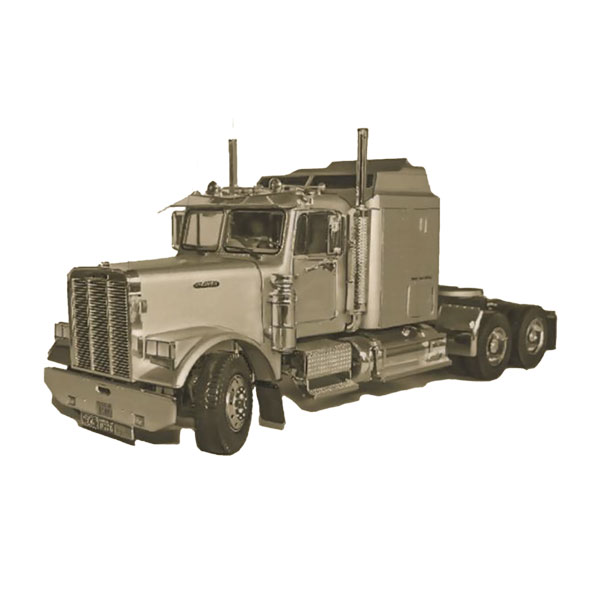 発売予定日2026年11月予定メーカーイタレリ登場作品---商品詳細アメリカのトレーラーヘッド、迫力のフレイトライナーエアロダインを再現。●アメリカのトレーラーヘッド、フレイトライナー エアロダインを1/24スケールで再現●アメリカントラックならではのボンネットに大型のスリーパーキャブを装備したダイナミックなスタイルをモデル化●仕上がり全長338mmの大型モデル●完成後も開閉可能なボンネットの中にはエンジンも再現●燃料タンクや排気管、ホイールなどはメッキパーツ●シャーシフレームは実車のメカニズムを正確に表現するメインフレームに、後輪2軸のアクスル、サスペンションまでモデル化原型製作---サイズ1/24スケール商品仕様プラスチックモデルキットパッケージ---備考※組み立て・塗装の必要なプラモデルです。完成品ではございませんのでご注意ください。※商品の画像は試作品、実機・実車、イメージCGなどを内容の補助的説明として掲載いたしておりますので、実際の商品と異なる場合が御座います。※こちらの商品は送料無料とさせて頂きます。個数制限お1人様3個まで■ ご予約商品全般に関するご注意当店では十分な数量を発注したうえでご予約を承っておりますが、生産上の都合などにより、入荷直前で数量を調整されてしまう場合が稀に御座います。その場合メールでご連絡のうえ、原則ご注文先着順でのご提供となります。また、複数個のご注文を減数させて頂いたり、ご注文自体を取り消しとさせて頂く場合が御座います。予めご了承頂けますようお願い致します。※2019年4月1日より、ご予約商品はお支払い方法に関わらず単体のみでの受付となります。上記日時以降にご予約商品を複数同時にご注文された場合、自動的にキャンセル処理が行われますのでご注意下さい。2019年3月31日以前にご注文の場合、同梱・分割につきましては以下からご確認下さい。ご注文管理システム概要※商品の大幅な延期についてメーカーの都合により発売の大幅な遅れが発生する可能性がございます。発売延期発生から1年以上情報が途絶えたものは、当店の判断で受注を一旦白紙とさせて頂く場合が御座います。正確な情報が入り次第、改めて受注を取り直し致します。また、2019年4月1日より、注文日より1年以上経過したご注文は、システム上強制キャンセルされることとなりました。予めご了承下さい。※ご予約商品のキャンセルについてご注文のキャンセルは発売延期時等も含み原則不可となりますので、十分ご検討の上お申し込み下さい。代金引換発送後の受け取り拒否などは、往復分の送料等諸経費をご請求させて頂きます。尚、複数個（2個以上）のご注文、海外メーカーの商品、1万円を超える高額商品のご注文はキャンセルを一切承る事が出来ませんので、十分ご検討のうえご注文下さい。また、キャンセル履歴のある方のご注文は、当店の判断でご注文をお断りさせて頂く場合が御座いますので予めご了承下さい。※商品の発送時期について◎ ご予約商品は入荷翌営業日より発送されます。営業日に付きましては、トップページのカレンダーをご確認下さい。入荷日が週末にあたる場合は、翌週の発送になります。お急ぎの発送に対応出来ない場合が御座いますので予めご了承下さい。※長期のお取り置きはしておりません。※当社が運営する他店舗でのご注文とはおまとめが出来ません。※お引越しや長期出張の際は事前にメールでご連絡下さい。※ラッピングサービス、海外発送は行っておりませんので予めご了承下さい。JAN CODE：8001283907859