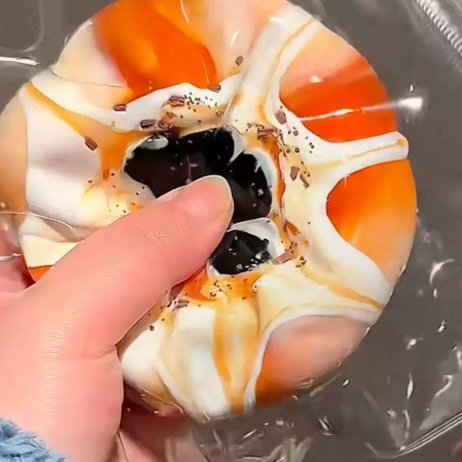 ご注意事項：当店のスクイーズは食品グレードのシリコン素材を使用しておりますが、食べられません。口に入れないでください。 スクイーズは消耗品です。強く揉んだり、乱暴に扱うと破損の原因となりますのでご注意ください。すべて手作り商品のため、多少の個体差や仕上がりのばらつきがございます。 　例：異物（繊維・ホコリ）、表面の油分、色ムラ、型離れ跡、気泡など。 　これらはハンドメイド特有の正常な現象となりますので、気になる方はご購入をお控えください。ハンドメイド・オーダー品のため、製作期間が必要となります。通常は余裕をもって制作しております。※補足事項：スクイーズの外袋・パッケージ方法・ステッカーや付属パーツはランダムとなります。実際にお届けする内容を基準としてください。【特別なご案内】スクイーズは袋に入れた状態で遊ぶことをおすすめします。 袋から出すと汚れやすく、破損しやすくなる場合がございます.