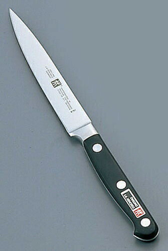 メーカー品番31020-101サイズ（cm）10全長（mm）210質量（g）70背厚（mm）1.5材質:フリオデュアハイカーボンステンレス鋼正統派のフォルムで扱い易く安全なハンドル、鋭い切れ味が持続するブレード。すみずみまでプロのためのこだわりが生きている、ロングセラーのシリーズです。※包丁の表示サイズは、すべて刃渡りとなっております。※ドイツ