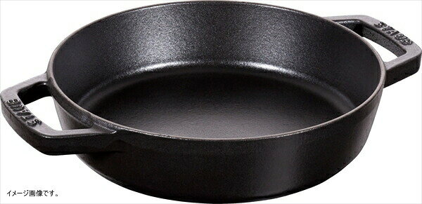 ダイニングマート取り扱いのストウブダイニングマート取り扱いのストウブ（staub）は、ツヴィリング J.A. ヘンケルス ジャパン株式会社から、プロユース（業務用）として販売されている国内正規ルートの商品です。（業務用は使用頻度が高いため、家庭用に付属されている生涯保証書は付属されていませんのでご了承ください。）パッケージに業務用シールが貼られている場合がございます。ご自宅・業務用でのご使用をおすすめしております。プロのために作られたプロの鍋プロのために作られたプロの鍋『ストウブ ココット ラウンド』。フランス製の鋳物ホーロー鍋です。1974年、ストウブ社創業者フランシス・ストウブとフランスの有名シェフ達により最初のココット・ストウブが考案されました。それからおよそ半世紀、プロの求める機能を追求し続けることで数多くの有名レストランで使用され、一流シェフご愛用のプロの鍋となっています。おいしさの秘密は『ピコ』おいしさの秘密は『ピコ』ピコとは、鍋蓋の裏に敷き詰められた小さな突起です。食材から出た旨味を含んだ水分は、蒸気に代わります。この蒸気は、鍋蓋のピコをつたい、うまみを含んだ水滴となり食材にまんべんなく降り注ぎます。従来の蓋に比べ9倍以上効率的に食材の水分の旨みを逃しません。