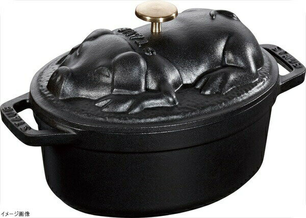 ダイニングマート取り扱いのストウブダイニングマート取り扱いのストウブ（staub）は、ツヴィリング J.A. ヘンケルス ジャパン株式会社から、プロユース（業務用）として販売されている国内正規ルートの商品です。（業務用は使用頻度が高いため、家庭用に付属されている生涯保証書は付属されていませんのでご了承ください。）プロのために作られたプロの鍋プロのために作られたプロの鍋『ストウブ ココット ラウンド』。フランス製の鋳物ホーロー鍋です。1974年、ストウブ社創業者フランシス・ストウブとフランスの有名シェフ達により最初のココット・ストウブが考案されました。それからおよそ半世紀、プロの求める機能を追求し続けることで数多くの有名レストランで使用され、一流シェフご愛用のプロの鍋となっています。おいしさの秘密は『ピコ』おいしさの秘密は『ピコ』ピコとは、鍋蓋の裏に敷き詰められた小さな突起です。食材から出た旨味を含んだ水分は、蒸気に代わります。この蒸気は、鍋蓋のピコをつたい、うまみを含んだ水滴となり食材にまんべんなく降り注ぎます。従来の蓋に比べ9倍以上効率的に食材の水分の旨みを逃しません。