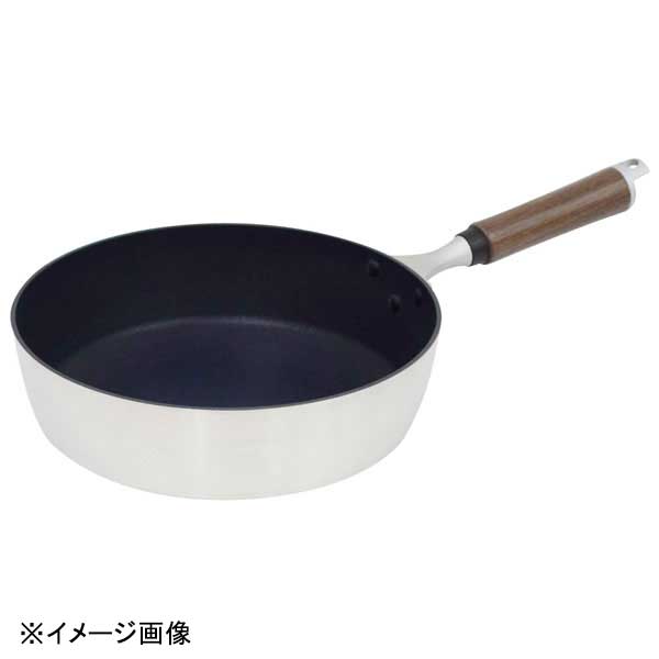 ●規格(cm)：24●外径×深さ(mm)：246×73●質量(g)：575●底径(mm)：150●底厚(mm)：3｢広い・深い・軽い｣がそろった使いやすいフライパン●材質：本体/アルミマグネシウム合金・取手/フェノール樹脂、木材、アルミ合金・内面/テフロンTMプラチナプラス加工・外面/サテン仕上●一般的なフライパンに比べ焼面が約25%も広く深さもあるため、焼く・炒める・煮る・茹でる・蒸すなど様々な料理に対応できます。※メーカー希望小売価格はメーカーカタログに基づいて掲載しています。(カタログ表示価格は消費税が含まれていません)画像はイメージです。※閲覧環境により実際の色味や質感と異なって表示される場合がございます。※部品・パーツなどの一部の商品では本体の商品画像を使用しております。※製品の仕様・画像・パッケージは、メーカー側から予告なく変更される場合があります。●カタログコード：・8-0004-0202●規格(cm)：24●外径×深さ(mm)：246×73●質量(g)：575●底径(mm)：150●底厚(mm)：3｢広い・深い・軽い｣がそろった使いやすいフライパン●材質：本体/アルミマグネシウム合金・取手/フェノール樹脂、木材、アルミ合金・内面/テフロンTMプラチナプラス加工・外面/サテン仕上●一般的なフライパンに比べ焼面が約25%も広く深さもあるため、焼く・炒める・煮る・茹でる・蒸すなど様々な料理に対応できます。●カタログコード：・8-0004-0202