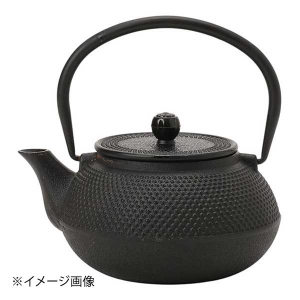 ●素材本来の力強さと伝統的な意匠が凝縮されています。●単なる調理器具としてだけでなく、キッチンに並べておくだけで空間を彩る「魅せる道具」としての魅力が詰まっています。●鉄瓶の代名詞とも言える「アラレ(霰)」模様が施されています。この細かな凹凸は、光の当たり方によって豊かな陰影を生み出し、手に取った時の独特な質感も大きな魅力です。●サイズ:幅×奥行き×高さ(mm):160×140×160●質量(g):1140●口径(mm):73●底径(mm):74●容量(ml):700●材質:鉄鋳物●メーカー型番:4627●素材本来の力強さと伝統的な意匠が凝縮されています。●単なる調理器具としてだけでなく、キッチンに並べておくだけで空間を彩る「魅せる道具」としての魅力が詰まっています。●鉄瓶の代名詞とも言える「アラレ(霰)」模様が施されています。この細かな凹凸は、光の当たり方によって豊かな陰影を生み出し、手に取った時の独特な質感も大きな魅力です。●サイズ:幅×奥行き×高さ(mm):160×140×160●質量(g):1140●口径(mm):73●底径(mm):74●容量(ml):700●材質:鉄鋳物●メーカー型番:4627