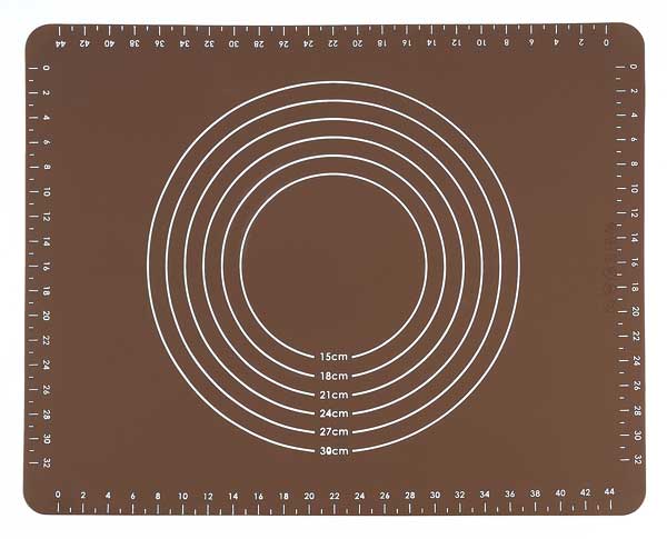 シリコーンマットを使えば、場所を選ばず、広げるだけで作業台のできあがり。パン作りのほかにも、うどん・パスタなどの麺を伸ばしたり、ピザ生地を広げたり、おもちを丸めるにも便利なサイズ。収納するときは、たたんでしまえるコンパクトさもうれしいポイント。●品番：SJ1455●サイズ：幅400×奥行500×高さ1mm●本体重量：259g●材質：本体：シリコーン樹脂●原産国：中国●注意事項：マット上で先のとがったものや刃物を使用しないでください。研磨剤入りの洗剤やタワシ等は表面にキズをつけますので使用しないでください。火のそばには置かないでください。本品は家庭用です。業務用では使用しないでください。
