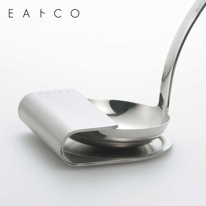 【EAトCO】楽しく料理をつくる、そして食べる。テーマは「EAT+COOKING」。キッチンからダイニングへ、ボーダレスに楽しさ、心地よさを演出してくれる道具が創りたい。そんな想いから生まれたアイテムです。いろいろなお玉にフィットする、秀逸なお玉立て。ひっかけるだけのシンプルな使い方なので、ステンレス製、樹脂製を問わず、さまざまなタイプのお玉におすすめです。ステンレス板を曲げてできたシンプルな形状で、簡単に丸洗いできます。凹みがあるので、汁ものがこぼれにくくなっています。高級感のある18-8ステンレス製で、ダイニングにも馴染みます。新潟県燕三条製。●全長:86mm●全幅:93mm●全高:27mm●本体重量:165g●材質:18-8ステンレス●生産国:日本●電子レンジ対応:不可●食洗器対応:可●品番:AS0030