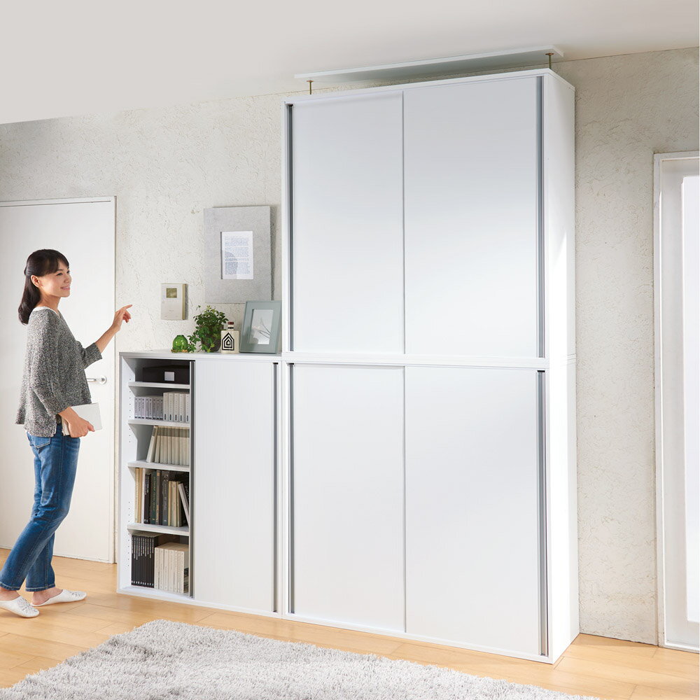 CDラック DVDラック ラック シェルフ 壁面 頑丈 引き戸 突っ張り コミック収納 本棚 扉タイプ 天井突っ張り 大量収納が自慢の引き戸式本棚 幅120本体高さ228cm 奥行40cm 819204のサムネイル