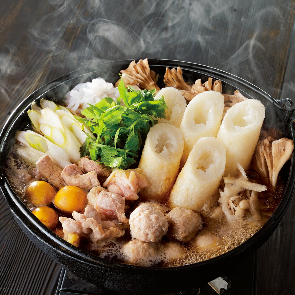 秋田名物きりたんぽは、あきたこまちのもっちりとした歯ごたえ。鶏肉とスープは、全国的にも有名な比内地鶏を100%使用し、飲水やエサへの健康配慮はもちろん、鶏舎にクラシック音楽を流すなど愛情いっぱいに飼育されています。肉はカット済みで、もつは湯引き下処理済。野菜も付いているので、買い足しなしで本格的な味わいがお楽しみいただけます。ページ下部に画像の説明がございます。一部別売りの商品もございますので、説明文ご確認のうえご注文ください。＞画像の説明はこちら＜仕様・サイズ■内容量：きりたんぽ5本、比内地鶏肉200g、比内地鶏もつ100g、比内地鶏肉だんご（15g×6個）、比内地鶏きりたんぽスープ1000ml、ねぎ230g、舞茸120g、糸こんにゃく120g、ささがきごぼう80g、比内地鶏コラーゲン50g、せり40g■原材料名：下記「原材料等の詳細はコチラから」のリンクをご参照ください。※食品表示情報の掲載内容につきましては、お手元に届きました商品の容器包装の表示を必ずご確認いただきますようお願いします。■アレルギー表示対象品目：小麦・卵・鶏肉・大豆・やまいも■消費期間：冷蔵5日■製造加工：日本■原料原産地：きりたんぽの米・鶏肉（秋田県）、こんにゃく粉（国内製造）■お届け：毎週火曜日までのお申込分を翌週土曜日にお届けします。■お召し上がり方：加熱してお召し上がりください。【ご注意ください！】※商品の性質上、キャンセル・交換・返品はできません。※写真は調理例・盛り付け例になります。■原材料等の詳細はコチラから上記PDFです。閲覧にはAdobe ReaderまたはAcrobat Readerが必要です。一部商品ではご確認いただけない場合がございます。【冷凍・冷蔵配送】【産地直送】産地もしくはメーカー等より直接のお届けとなるため、発送時にメールでのお知らせのない商品です。 この商品の販売価格には配送料1080円(税込)が含まれています。　画像の説明調理例お届けパッケージ広い敷地でのびのびと放し飼いされる比内地鶏。　