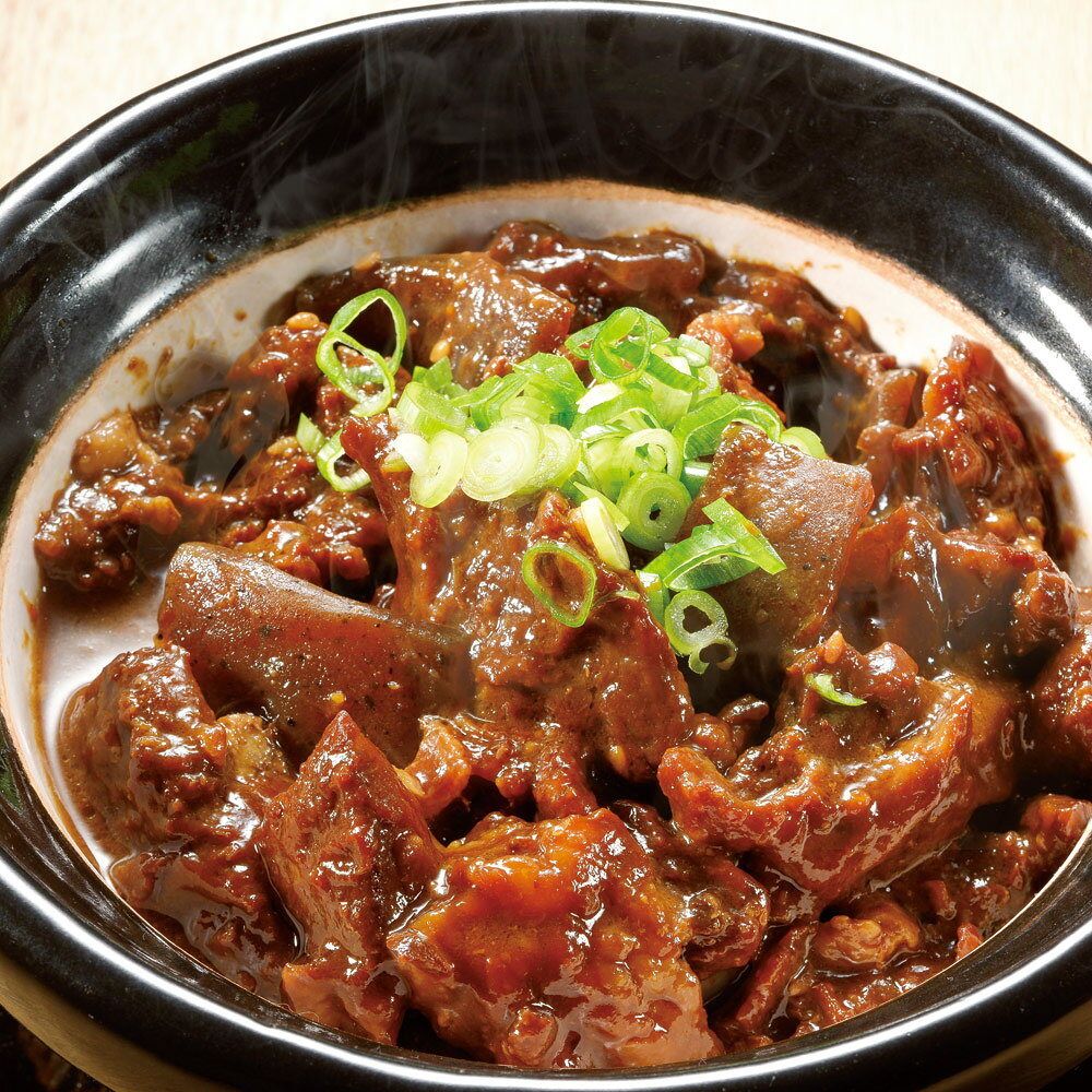 たっぷりの国産牛すじ肉を、味噌で仕上げたどて煮です。じっくり火を通してやわらかくなった牛すじ肉とこんにゃくに味噌特有の旨みとコクがしっかりしみ込んでいます。あたためるだけですぐ食べられる手軽さも魅力です。ページ下部に画像の説明がございます。一部別売りの商品もございますので、説明文ご確認のうえご注文ください。＞画像の説明はこちら＜仕様・サイズ■内容量：150g×4袋■原材料名：下記「原材料等の詳細はコチラから」のリンクをご参照ください。※食品表示情報の掲載内容につきましては、お手元に届きました商品の容器包装の表示を必ずご確認いただきますようお願いします。■アレルギー表示対象品目：牛肉・大豆・りんご・ごま■賞味期間：常温1年■製造加工：日本■原料原産地：牛すじ肉（国産）■お召し上がり方：湯煎：袋のまま熱湯にて約2分間温めてください。【ご注意ください！】※商品の性質上、キャンセル・交換・返品はできません。※写真は調理例・盛り付け例になります。■《配送》 翌日〜3日配送■原材料等の詳細はコチラから上記PDFです。閲覧にはAdobe ReaderまたはAcrobat Readerが必要です。一部商品ではご確認いただけない場合がございます。【送料マーク：A】 この商品の販売価格には配送料880円(税込)が含まれています。　画像の説明【盛り付け例】商品パッケージ　
