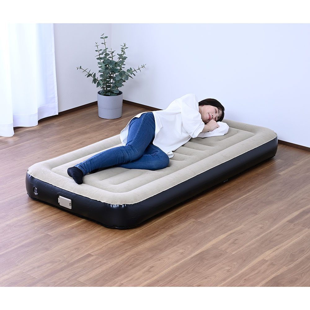 充電式の電動ポンプ付属で、コンセントがない場所でも使用可能。空気の注入・排出は電動ででき、約120秒で空気注入完了。ポンプは脱着式で、さらにアタッチメント3種類付きなので、ベッドだけでなく浮き輪などの空気入れにも使える。ポンプはハンドル付きで持ち運びやすく、ランタンとしても使用可能。ライトは2段階＋点滅に対応。空気量を調整して、好みの硬さに調節可能。寝姿勢を考えたコイル配置で快適な寝心地。表面は肌触りのよいベロア調仕上げ。急な来客やアウトドア、防災時に便利。ページ下部に画像の説明がございます。一部別売りの商品もございますので、説明文ご確認のうえご注文ください。＞画像の説明はこちら＜仕様・サイズ■サイズ：約幅1000×奥行1900×高さ200mm■重量：約3.4kg■材質　本体：塩化ビニル樹脂、表面：レーヨン、ポンプ：ABS樹脂■中国製【送料マーク：A】 この商品の販売価格には配送料880円(税込)が含まれています。　画像の説明　