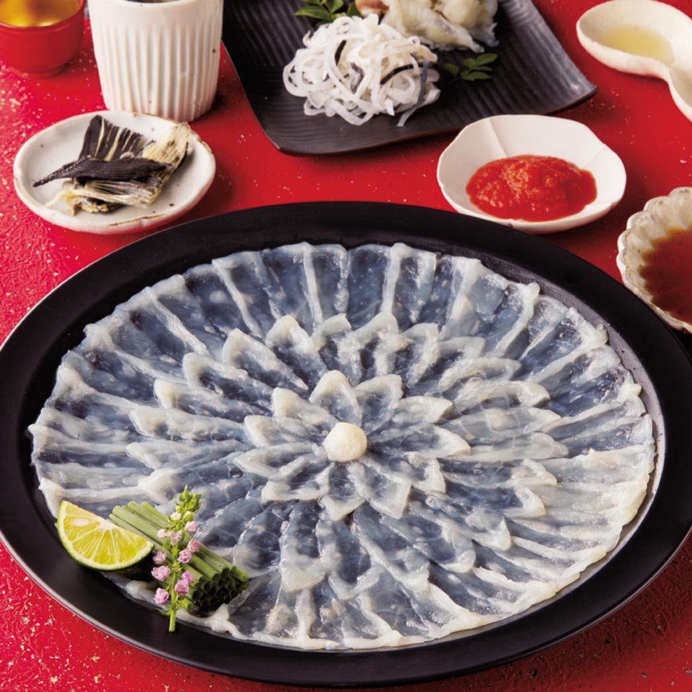 伝統の古式引きは独特の歯ごたえで、ふぐの旨みが倍増！通常お届け：毎週火曜日までのお申込分を翌週土・日曜日にお届けします。年末お届けお申込締切日：12月16日（封書は12月16日必着）年末お届け：12月28日〜29日の日時指定を承ります。あっさりとした味わいで、噛むほどに旨みが広がるとらふぐのお刺身。外周は古式引き。内周は花が咲いたような菊盛りに仕上げた盛りつけはディノスオリジナル。特製ぽん酢や塩カボスでお楽しみください。古式引きとは…やや厚めにスライスしたふぐ身に、さらに溝ができるように開き皿に盛りつけます。刺身の中央縦部分に筋状の溝ができ、タレが絡みやすく、独特の歯ごたえで旨みが増します。ページ下部に画像の説明がございます。一部別売りの商品もございますので、説明文ご確認のうえご注文ください。＞画像の説明はこちら＜仕様・サイズ■内容量：とらふぐ刺身125g（外周古式引き・内周菊盛り、プラスチック皿30cm）、とらふぐ皮120g、ひれ酒用ヒレ5枚、ポン酢35g×4袋、もみじおろし16g、食塩5g、かぼす果汁2ml×4袋　※刺身皿のデザインが変更になる場合がございます。■原材料名：下記「原材料等の詳細はコチラから」のリンクをご参照ください。※食品表示情報の掲載内容につきましては、お手元に届きました商品の容器包装の表示を必ずご確認いただきますようお願いします。■賞味期間：冷凍30日■アレルギー表示対象品目：小麦・大豆■製造加工：日本■原料原産地：とらふぐ（国産・養殖）■通常お届け：毎週火曜日までのお申込分を翌週土・日曜日にお届けします。■年末お届け：お申込締切日は12月16日（封書は12月16日必着）■年末お届け時期：12月28日〜29日の日時指定を承ります。■お召し上がり方：ふぐひれは、加熱（炙ってから）ひれ酒としてお楽しみ下さい。その他のトラフグは解凍して添付のポン酢、モミジオロシ、カボス果汁、食塩をお好みでつけてお召上がり下さい。※ふぐひれは加熱してお召し上がりください。【ご注意ください！】※商品の性質上、キャンセル・交換・返品はできません。※写真は調理例・盛り付け例になります。■原材料等の詳細はコチラから上記PDFです。閲覧にはAdobe ReaderまたはAcrobat Readerが必要です。一部商品ではご確認いただけない場合がございます。【冷凍・冷蔵配送】【産地直送】産地もしくはメーカー等より直接のお届けとなるため、発送時にメールでのお知らせのない商品です。 この商品の販売価格には配送料1080円(税込)が含まれています。　画像の説明外周は古式引き、内周は菊盛り　※刺身皿のデザインが変更になる場合がございます。お届けイメージ　※刺身皿のデザインが変更になる場合がございます。　
