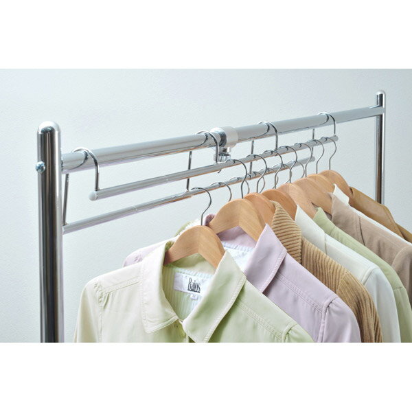 ひっかけるだけで収納力が約1.5倍になる伸縮式ハンガー新しい洋服は欲しいけど、クローゼットはもう一杯だし整理しきれない。。。断捨離はしたいけど、思い入れのある洋服は捨てられないし、これからも大切に着たい。そんな方に是非おすすめの収納力が大幅にアップする、伸縮式ハンガー。ご家庭のハンガーバーにひっかけるだけで、約1.5倍収納力がアップします。取り付けも簡単で、クローゼットがより効率的な収納空間に・ご家庭のクローゼットや洋服ダンス等の衣類収納を最大約1.5倍収納可能。・ハンガーバーにかけるだけの簡単取り付け。・伸縮式ハンガーなどの場合、中間リングがあっても設置可能。・伸縮式なので、幅に合わせて端から端までたっぷり有効収納。・スペースや収納量に合わせてぴったりサイズでお使いいただけます。・商品の幅は2タイプからお選びいただけます。ページ下部に画像の説明がございます。一部別売りの商品もございますので、説明文ご確認のうえご注文ください。＞画像の説明はこちら＜仕様・サイズ■サイズ：幅92.5〜120奥行6高さ12cm・重さ1kg■スチール（クロムメッキ）※取り付ける製品の耐荷重をご確認のうえご使用ください。※PAT.4969140■日本製【送料マーク：A】 この商品の販売価格には配送料880円(税込)が含まれています。　画像の説明ハンガーバーに掛けるだけの簡単取り付け。 最大約11.5倍の収納力UP↑↑収納UPハンガー設置時収納UPハンガー未設置時ハンガーバーにかけるだけの簡単取り付け伸縮式なので、幅に合わせて端から端までたっぷり有効収納！丸いハンガーパイプの場合、直径約4cmまで対応。画像のように短い方が手前になるように設置してください。最小時（最も縮めた状態）最大時（最も伸ばした状態）収納UPハンガー未設置時収納UPハンガー設置時※写真は幅142〜188cmタイプです。ワードローブにも取り付けられます。※写真は幅63〜90cmタイプです。市販の大型ハンガーにも設置可能です。取り付けはカンタン！ ハンガーバーにかぶせるだけで取り付け完了。 ※写真は幅109〜155cmタイプです。　