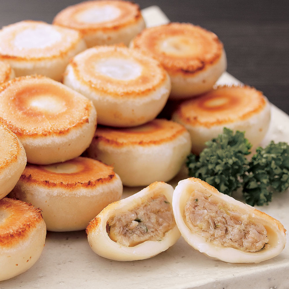 国産材料にこだわった旨みたっぷりのジューシーな具材を、まるでお餅のようなもっちりとした皮で包んだ一口サイズの餃子です。焼きや水餃子はもちろん、鍋物にもおすすめ。【バイヤーコメント】商品名の通り、皮のもちもち感とあふれる肉汁がお楽しみいただけます。餡はあっさりとした味付けで、また小ぶりなサイズ感でもあるので、どんどんお箸が進みます。ページ下部に画像の説明がございます。一部別売りの商品もございますので、説明文ご確認のうえご注文ください。＞画像の説明はこちら＜仕様・サイズ■内容量：（18g×25個）×5袋　計125個■原材料名：下記「原材料等の詳細はコチラから」のリンクをご参照ください。※食品表示情報の掲載内容につきましては、お手元に届きました商品の容器包装の表示を必ずご確認いただきますようお願いします。 ■アレルギー表示対象品目：小麦・豚肉・大豆・ごま■賞味期間：冷凍6ヶ月■製造加工：日本■原料原産地：キャベツ・豚肉・たまねぎ（国産）、にら・しょうが（高知県）、にんにく（青森県）、小麦粉（国内製造）■お召し上がり方：焼き餃子、水餃子、鍋の具、焼き小龍包等【ご注意ください！】※商品の性質上、キャンセル・交換・返品はできません。■《配送》 1〜2週間配送■原材料等の詳細はコチラから上記PDFです。閲覧にはAdobe ReaderまたはAcrobat Readerが必要です。一部商品ではご確認いただけない場合がございます。【冷凍・冷蔵配送】【産地直送】産地もしくはメーカー等より直接のお届けとなるため、発送時にメールでのお知らせのない商品です。 この商品の販売価格には配送料1080円(税込)が含まれています。　画像の説明調理例：お鍋の具材として調理例：冷やし餃子として　