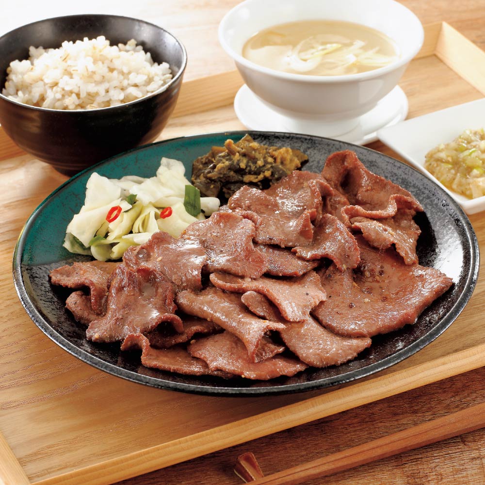 岩手県宮古市のある「吉田精肉店」のお買い得な商品をご紹介です。自然豊かな大地でストレスを感じないように育った牛は、牛肉本来の旨味・味わいになり旨みの強い良質なお肉になります。そのお肉の切り落とした牛たんをこだわりの味付けに。牛たんの旨みを引き立てる味わいを何度も試行錯誤したどりついた豊潤な三陸海岸の塩（三陸宮古の塩）に、ごま油とにんにくをきかせたオイルソースを絡め、油を敷かなくてもそのまま焼けるように仕上げました。焼肉はもちろん、贅沢に牛たん丼、野菜と炒めてもアレンジ豊富な商品です。計1.8kgのボリューム満点なワケあり商品になります。使いやすいように1パック200gの小分けになっていますので、必要な分だけ取り出してご使用いただけます。ページ下部に画像の説明がございます。一部別売りの商品もございますので、説明文ご確認のうえご注文ください。＞画像の説明はこちら＜仕様・サイズ■内容量：1.8kg（200g×9袋）■原材料名：下記「原材料等の詳細はコチラから」のリンクをご参照ください。※食品表示情報の掲載内容につきましては、お手元に届きました商品の容器包装の表示を必ずご確認いただきますようお願いします。■賞味期間：冷凍6ヶ月■製造加工：日本■原料原産地：牛タン（イギリスまたはフランス）、食塩（岩手県宮古製造）■アレルギー表示対象品目：小麦・牛肉・大豆・ごま■お召し上がり方：袋のまま冷蔵庫で約8〜9時間解凍してください。中心部まで加熱してお召し上がりください。【ご注意ください！】※商品の性質上、キャンセル・交換・返品はできません。※写真は調理例・盛り付け例になります。■《配送》 1〜2週間配送■原材料等の詳細はコチラから上記PDFです。閲覧にはAdobe ReaderまたはAcrobat Readerが必要です。一部商品ではご確認いただけない場合がございます。【冷凍・冷蔵配送】【産地直送】産地もしくはメーカー等より直接のお届けとなるため、発送時にメールでのお知らせのない商品です。 この商品の販売価格には配送料1080円(税込)が含まれています。　画像の説明【盛り付け例・調理例】切り落としだからたっぷり！1パック200gの食べきりサイズがなんと9袋！お届けパッケージ　※冷凍でお届けします。吉田精肉店　