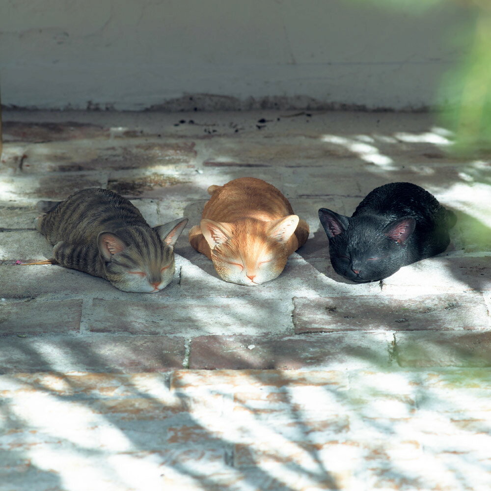 夏の暑さにぐったりとした様子で木陰に集まる、猫たちの姿をリアルに再現したガーデンオブジェです。それぞれの猫が思い思いに寝そべっていて、まさに「暑すぎだニャン」とでも言いたげな表情。細やかな毛並みの表現や、力の抜けたポーズが、思わずクスッと笑ってしまうようなリアリティを生み出しています。お庭や玄関先、植栽の陰などに置けば、まるで本当に猫たちが避暑しているかのようなユーモラスなワンシーンに。見る人の心を和ませ、夏の庭にちょっとした遊び心を加えてくれます。リアルさと可愛らしさを兼ね備えた、存在感抜群のガーデンオブジェです。ページ下部に画像の説明がございます。一部別売りの商品もございますので、説明文ご確認のうえご注文ください。＞画像の説明はこちら＜仕様・サイズ■色：（ア）茶トラ　（イ）グレー　（ウ）クロ■サイズ：約幅13奥行23高さ6.5cm・400g■素材：ポリレジン■中国製【送料マーク：A】 この商品の販売価格には配送料880円(税込)が含まれています。　画像の説明（ア）茶トラ（イ）グレー（ウ）クロ伏せて寝転ぶ後ろ姿も写真映えポイント！ 短めのしっぽも可愛いです。　