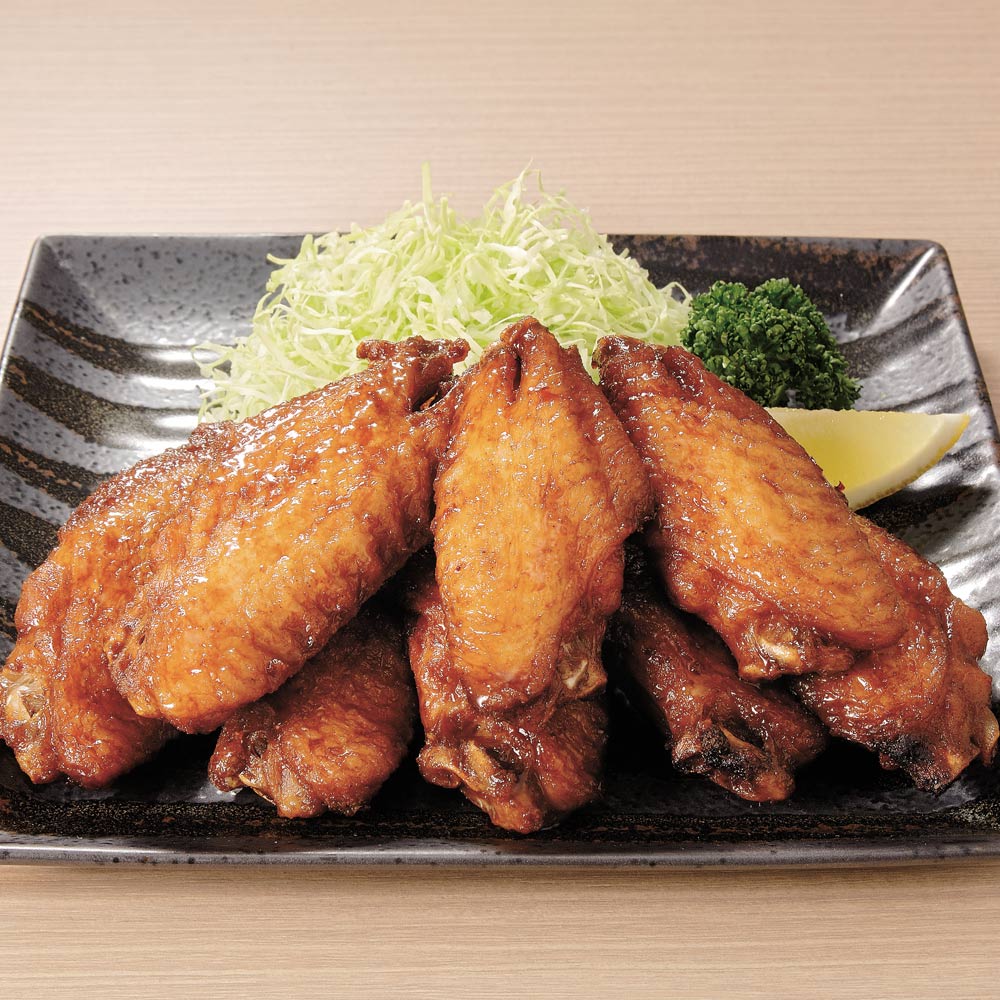 切れ目を入れて食べやすくしたみつせ鶏の手羽中を、豆板醤などを加えた特製のたれに漬け込んで香ばしく焼き上げました。甘みとスパイシーさがほどよく調和して、おつまみにぴったり。“みつせ鶏”とは佐賀、福岡、長崎、大分などの北部九州の人里離れた山間部に設けられた、日あたりと風通しのよい清潔な開放鶏舎で育てられているみつせ鶏。一坪当たり40羽前後とゆったりとしたスペースがあるので鶏にストレスを与えない環境が整えられています。また餌は主に、米、麦、糠をふんだんに混ぜた穀物主体の独自に配合した飼料で、約80日と長い期間育てている為、豊かな風味とコク、程よい歯ごたえ、身肉の柔らかさがあります。ページ下部に画像の説明がございます。一部別売りの商品もございますので、説明文ご確認のうえご注文ください。＞画像の説明はこちら＜仕様・サイズ■内容量：200g×5袋■原材料名：下記「原材料等の詳細はコチラから」のリンクをご参照ください。※食品表示情報の掲載内容につきましては、お手元に届きました商品の容器包装の表示を必ずご確認いただきますようお願いします。■アレルギー表示対象品目：小麦・卵・鶏肉・大豆・ごま■賞味期間：冷凍1年■原料原産地：鶏肉（九州）■製造加工：日本■お召し上がり方：【電子レンジ】袋から取り出した「みつせ山賊焼き」を凍ったまま皿に移してラップをかけずに加熱してください。※目安（500W）で2個：3分、4個：5分【ご注意ください！】※商品の性質上、キャンセル・交換・返品はできません。※写真は調理例・盛り付け例になります。■《配送》 翌日〜3日配送■原材料等の詳細はコチラから上記PDFです。閲覧にはAdobe ReaderまたはAcrobat Readerが必要です。一部商品ではご確認いただけない場合がございます。【冷凍・冷蔵配送】 この商品の販売価格には配送料1080円(税込)が含まれています。　画像の説明【調理例・盛り付け例】甘みとスパイシーさがほどよく調和して、おつまみにぴったり。商品パッケージ　
