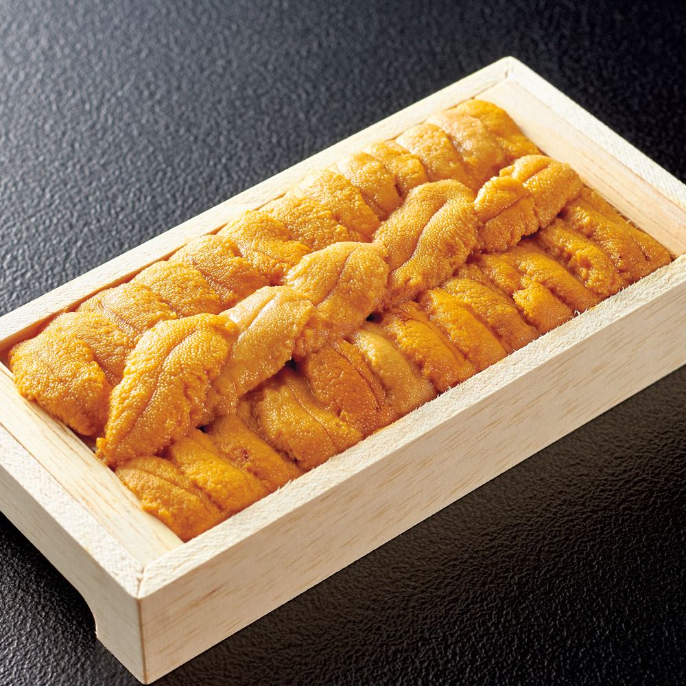 函館の名店が生んだ傑作。旬のうに本来の甘くクリーミーな味をお楽しみいただくため、独自の特殊製法で生うにを凍結しました。解凍してお刺身で食べるのがオススメです。贅沢にご飯にのせてうに丼としてもお召し上がりいただけます。函館朝市の名店「うにむらかみ」が手がける氷凍生うにをお取り寄せ。ミョウバン不使用で北海道産うにの甘みそのままの味わいを、ご自宅で食べたいときに解凍するだけでお楽しみいただけます。商品の特徴＜うにむらかみ＞氷凍生うにとは、函館朝市に店舗を構えるうに専門店「うにむらかみ」が、北海道産の生うにをスチームや加熱によるコーティングを行わない特殊製法で瞬間凍結した一品です。うに本来の甘みとクリーミーな風味を保つため、ミョウバン不使用で仕上げているのが特徴です。一般的な流通うにに使われるミョウバンは、うにの型崩れを防ぎ発色を良くする一方、独特の苦味・渋みが生じることがあります。うにむらかみでは無添加にこだわり、生うにに引けを取らない味わいを追求しました。函館朝市への旅行が難しい方でも、生うにのお取り寄せとして、ご自宅で本場の味をお楽しみいただけます。おすすめの食べ方うにむらかみは、道南の海産物がひしめく函館朝市に店舗を構え、うに専門店ならではの調理と目利きで旬の生うにを提供する名店として、グルメな旅行者からも支持されています。この氷凍生うには、常温（25℃）なら約1時間、冷蔵庫なら約6時間で解凍が完了し、調理不要でそのままお召し上がりいただけます。解凍後はうに丼や軍艦巻きにするほか、だし巻き玉子やうにパスタに加えるのもおすすめです。生うにが持つ甘みとクリーミーな口当たりをシンプルに楽しみたい方には、そのまま醤油を少量たらして食べる方法が向いています。特別な日のご馳走としても、普段の食卓の一品としても活躍します。こだわりポイントこのうにに使われているのは、原材料表記に記載の北海道産うにです。うにむらかみでは、スチームや加熱でのコーティングを行わず、瞬間凍結を行い、これにより、解凍時に生うにに近い甘みと食感を保つことができます。ミョウバン不使用の無添加仕立てである点も特徴です。ミョウバンは形状保持や発色のために使われることが多い添加物ですが、風味に影響を与えることがあるため、うにむらかみでは使用せず、うに本来の味を大切にした加工を行っています。こんな方におすすめ・函館朝市の名店「うにむらかみ」の味を自宅でお取り寄せしたい方・ミョウバン不使用の無添加うにをお探しの方・大切な方へのギフトや手土産に本場のうにを贈りたい方・生うにを食べたいときにすぐ楽しみたい方・北海道産うにを初めて試してみたい方ブランド・生産者について「うにむらかみ」とは、株式会社村上商店が運営するうに専門店です。村上商店は昭和29年の創業以来、新鮮な生うにの出荷にこだわり続けており、原料の見極めから加工・出荷まで鮮度と安全・安心を大切にしています。函館朝市に店舗を構える「うにむらかみ」は、旅行者からも支持される存在として知られ、この氷凍生うににもその目利きと専門店ならではの加工技術が生かされています。この商品のQ＆AQ. 氷凍生うにの解凍方法・保存方法は？A. 常温（25℃）で解凍する場合は約1時間、冷蔵庫での解凍は約6時間が目安です。賞味期間は冷凍で90日となっています。解凍後はお早めにお召し上がりください。Q. ミョウバンは使用されていますか？A. ミョウバン不使用です。うに本来の甘みとクリーミーな味わいを活かすため、無添加で加工しています。Q. 生うにと比べて味は落ちますか？A. スチームや加熱によるコーティングを行わない特殊製法で瞬間凍結しているため、生うにに引けを取らない美味しさをお楽しみいただけます。Q. ギフトとして贈ることはできますか？A. 函館朝市の名店の味として、贈答用にもおすすめです。熨斗対応は不可。Q. アレルギー表記対象28品目は含まれていますか？A. アレルギー表記対象28品目には該当しない旨が確認されています。ページ下部に画像の説明がございます。一部別売りの商品もございますので、説明文ご確認のうえご注文ください。＞画像の説明はこちら＜仕様・サイズ■内容量：70g■原材料名：下記「原材料等の詳細はコチラから」のリンクをご参照ください。※食品表示情報の掲載内容につきましては、お手元に届きました商品の容器包装の表示を必ずご確認いただきますようお願いします。■賞味期間：冷凍3ヶ月■お召し上がり方：常温（25℃）で解凍する場合は約1時間、冷蔵庫の場合は約6時間で解凍。【ご注意ください！】※商品の性質上、キャンセル・交換・返品はできません。※写真は調理例・盛り付け例になります。■《配送》 1〜2週間配送■原材料等の詳細はコチラから上記PDFです。閲覧にはAdobe ReaderまたはAcrobat Readerが必要です。一部商品ではご確認いただけない場合がございます。【冷凍・冷蔵配送】【産地直送】産地もしくはメーカー等より直接のお届けとなるため、発送時にメールでのお知らせのない商品です。 この商品の販売価格には配送料1080円(税込)が含まれています。　画像の説明【盛り付け例】うに本来の味を楽しめる本格冷凍生うに。冷凍とは思えない甘くて、クリーミーな味わいです。お届けパッケージ ※冷凍でお届けします。　