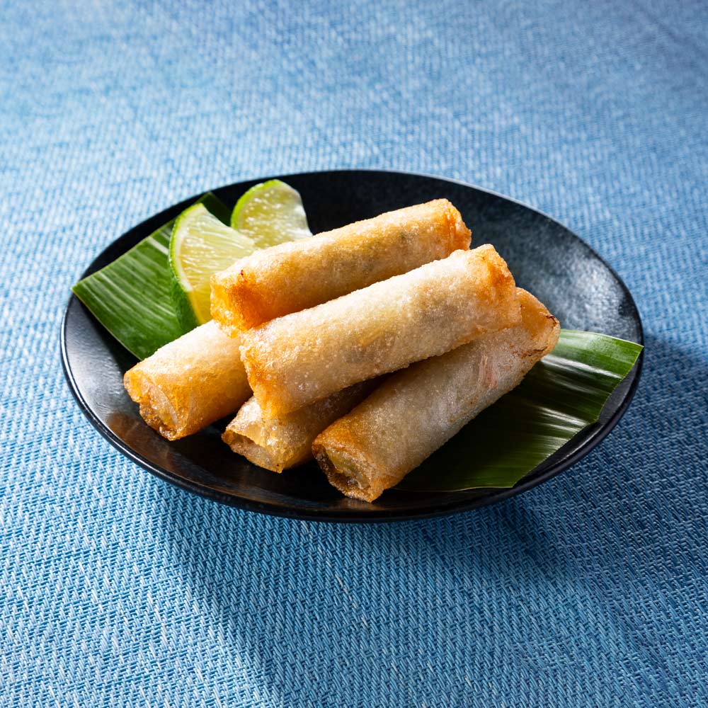 《ベトナム風の揚げ春巻きで異国情緒漂う食卓を》ライスペーパーを使った本格的なベトナム風の揚げ春巻きです。7種類の野菜と春雨、そしてベトナム産のワタリガニ(タイワンガザミ)と海老が入っています。エスニックな風味と、ライスペーパーの歯ごたえが食欲をそそります。《具だくさんでボリューム満点のエスニック春巻き》具材にはコールラビやエシャロット、きくらげなど、ベトナム料理によく使われる食材が入っています。春雨の食感と相まって、ボリューム感のある一品に仕上がっています。ベトナムの屋台で食べるような本格的な味わいが家庭で楽しめます。《食卓に華やかさと異国情緒をプラスしたい方におすすめ》手軽に本格的なベトナム料理を楽しめるので、普段の食卓に華やかさをプラスしたい方におすすめです。調理は簡単で、凍ったまま揚げるか、フライパンに多めの油を入れて揚げ焼きにするだけ！ビールのおつまみとしても、メインディッシュとしてもおいしく頂けます。エスニック料理が好きな方はもちろん、普段の食卓に異国情緒を求める方にもおすすめの一品です。ページ下部に画像の説明がございます。一部別売りの商品もございますので、説明文ご確認のうえご注文ください。＞画像の説明はこちら＜仕様・サイズ■内容量：440g（22g×20本）×2袋■原材料名：下記「原材料等の詳細はコチラから」のリンクをご参照ください。※食品表示情報の掲載内容につきましては、お手元に届きました商品の容器包装の表示を必ずご確認いただきますようお願いします。■アレルギー表示対象品目：えび・かに・卵・豚肉■賞味期間：冷凍2年■原産国：ベトナム■お召し上がり方：【揚げる場合】凍ったまま、165〜170℃の油で3分〜4分間揚げてください。（油の温度や揚げる時間は目安です）【焼く場合】フライパンに多めの油を入れて熱し、本品を凍ったまま入れ、中火で2分30秒〜3分転がしながら加熱してください。（加熱時間は目安です）【ご注意ください!】※商品の性質上、キャンセル・交換・返品はできません。※写真は調理例・盛り付け例になります。■《配送》翌日〜3日配送■原材料等の詳細はコチラから上記PDFです。閲覧にはAdobe ReaderまたはAcrobat Readerが必要です。一部商品ではご確認いただけない場合がございます。【冷凍・冷蔵配送】 この商品の販売価格には配送料1080円(税込)が含まれています。　画像の説明揚げるだけ【調理例・盛り付け例】【調理例・盛り付け例】【調理例・盛り付け例】商品パッケージ　