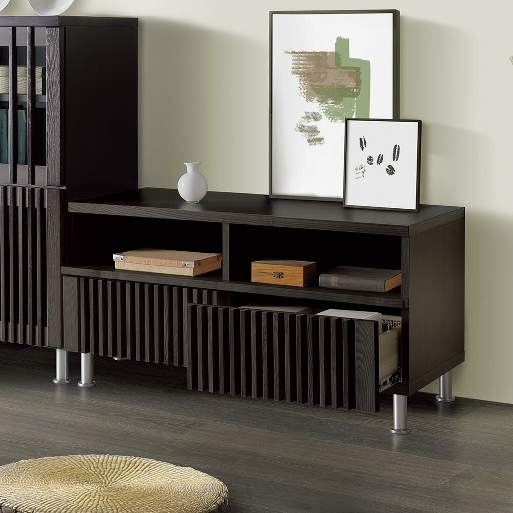 端正を極めた格子デザインで、こだわりのくつろぎ空間を演出するリビング収納シリーズ。日本国内の職人が一つひとつ手作業で丁寧に仕上げたタモ材の格子が、リビングダイニングや寝室、パーソナルルームに趣を添えます。シンプルで華やかなデザインなので、和...