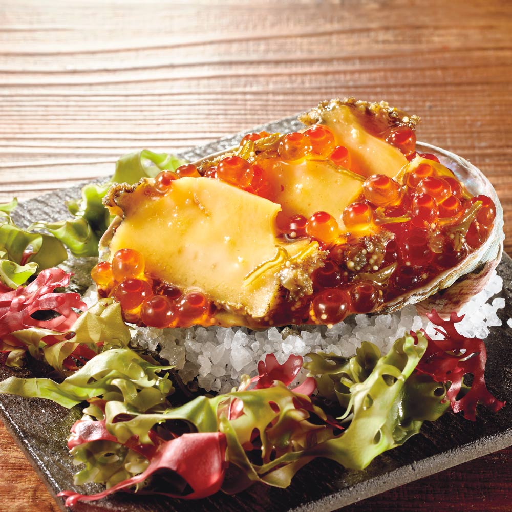 大好評の「海宝漬」はお酒はもちろんご飯にのせても！※お申込締切：12月15日（封書は12月15日必着）※お届け：12月下旬にお届けします。豊富な魚介類の中から上質素材だけを厳選し、しょうゆベースの秘伝のたれに漬け込みました。材料は、やわらかく煮上げたあわび、とろける食感のいくら、カラフトシシャモの卵、芽かぶ。これらが絶妙のバランスで入っていて、それぞれの風味や食感が楽しめます。容器は2つに分かれているので、半分ずつ解凍できて便利です。−三陸海鮮料理　中村家−三陸海岸の釜石に店を構える「中村家」は、昭和15年創業の老舗料亭です。豊富な海の幸の中から、目にかなった食材を選び出し、その持ち味を生かした料理を提供しています。徹底した衛生管理のもと、｢中村家」の味をご家庭でも味わっていただけるよう、妥協しない美味しさをお届けしたいと考えています。中村家　総料理長　島村隆ページ下部に画像の説明がございます。一部別売りの商品もございますので、説明文ご確認のうえご注文ください。＞画像の説明はこちら＜仕様・サイズ■内容量：460g（230g×2個）■原材料名：下記「原材料等の詳細はコチラから」のリンクをご参照ください。※食品表示情報の掲載内容につきましては、お手元に届きました商品の容器包装の表示を必ずご確認いただきますようお願いします。■アレルギー表示対象品目：小麦・いくら・あわび・大豆■賞味期間：冷凍6ヶ月■製造加工：日本■原料原産地：めかぶ醤油漬け（国内製造）、めかぶ・あわび（三陸）、いくら（国産）■お召し上がり方：5〜6時間前に冷蔵庫で自然解凍して下さい。セパレートで解凍して、そのままお召し上がりください。 ■お申込締切：12月15日（封書は12月15日必着）■お届け時期：12月下旬【ご注意ください！】※商品の性質上、交換、返品および出荷後のキャンセルはできません。ご了承下さい。※写真は調理例・盛り付け例になります。■原材料等の詳細はコチラから上記PDFです。閲覧にはAdobe ReaderまたはAcrobat Readerが必要です。一部商品ではご確認いただけない場合がございます。【冷凍・冷蔵配送】 この商品の販売価格には配送料1080円(税込)が含まれています。　画像の説明【盛り付け例】めかぶのネバネバと甘くとろけるいくら、肉厚あわびが贅沢に入ったご飯の共に欠かせない一品です。お酒のおつまみやお茶漬けなどにしてお召し上がり頂いても美味しく頂けます。半分ずつ解凍できる容器入り岩手県釜石市から三陸・岩手の食材の魅力を発信。中でも三陸海岸の風景を器の中に表現した「三陸海宝漬」は全国から注文が押し寄せる看板商品。中村家 総料理長 島村隆　