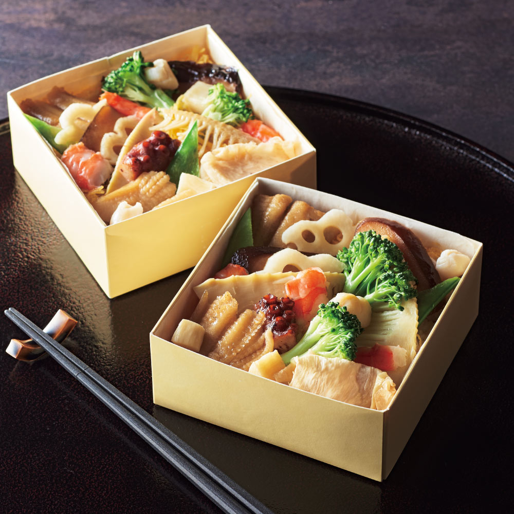 料亭仕立ての繊細な味わいに仕上げたえび、あなご、たこ、筍などを酢飯に美しく盛り付けました。「菊乃井」の味を手軽にご家庭でどうぞ。様々な伝統、美術が根付き、多様な文化を育む京都東山。八坂神社近く高台寺の緑に包まれた清閑な地に菊乃井本店はございます。具材の一つひとつを丁寧に味付けし、全て手作業で華やかに彩りよく並べた”菊乃井”ならではのちらし寿司です。具材と酢飯のバランスの良い味わいに仕上げました。具材の一つひとつを丁寧に味付けし、全て手作業で華やかに彩りよく並べた”菊乃井”ならではのちらし寿司です。レンジで温めるだけで料亭の味をお楽しみ頂けます。商品の特徴「京都【菊乃井】彩りちらし寿司　4個」は、京都・東山の老舗料亭「菊乃井」が手がけるちらし寿司です。菊乃井は大正元年（1912年）創業、八坂神社近く高台寺の緑に包まれた地に本店を構える京料理の名店で、有名レストランガイド（京都・大阪）では長年にわたり三つ星の評価を受けています。酢飯に、煮あなご・錦糸玉子・たこ・イタヤガイ貝柱・蓮根・椎茸など数種の具材を一つひとつ丁寧に味付けし、全て手作業で彩りよく盛り付けました。ご自宅で温めるだけで料亭の味をお楽しみいただける、京都のお取り寄せちらし寿司をお探しの方におすすめの一品です。おすすめの食べ方凍ったままの状態で外フィルムを外し、電子レンジ（500W）で約3分30秒加熱するだけで、菊乃井の彩りちらし寿司をお楽しみいただけます。解凍後はお早めに、1日を目安にお召し上がりください。行楽シーズンのお弁当代わりや、ちょっと特別な日の昼食、来客時のおもてなし料理としてもお使いいただけます。具材と酢飯のバランスの良い味わいに仕上げており、レンジ調理だけで手の込んだ料亭の一皿が食卓に並ぶ手軽さも魅力です。こだわりポイント具材の一つひとつを丁寧に味付けし、全て手作業で華やかに彩りよく並べているのが、菊乃井のちらし寿司ならではのこだわりです。酢飯には国産米を使用し、筍水煮は国内製造、えびはインド産を使用するなど、素材ごとに産地を管理しています。煮あなご、錦糸玉子、蓮根、椎茸、たこ、イタヤガイ貝柱、生姜酢漬など、多彩な具材を一品一品丁寧に仕込むことで、料亭ならではの味わいと見た目の華やかさを両立させています。こんな方におすすめ・京都の老舗料亭の味をご自宅で手軽に楽しみたい方・帰省や来客時のおもてなし料理をお探しの方・行楽やお弁当代わりの一品を探している方・菊乃井のちらし寿司を初めて試したい方・レンジ調理だけで本格的な料亭の味を味わいたい方ブランド・生産者について菊乃井は大正元年（1912年）創業、京都・東山の高台寺近くに本店を構える老舗料亭です。有名レストランガイド（京都・大阪）において長年にわたり三つ星の評価を受け続けており、三代目主人・村田吉弘氏のもと、四季の味わいを生かした日本料理を発信しています。本商品は、料亭の技術と味わいをご家庭で再現できる一品です。この商品のQ＆AQ. 温め方（食べ方）を教えてください。A. 凍ったままの状態で外フィルムを外し、電子レンジ（500W）で約3分30秒加熱してください。解凍後はお早めに、1日を目安にお召し上がりください。 Q. ギフトや手土産として利用できますか。A. 化粧箱入りでのお届けとなるため、帰省時の手土産や、ちょっとした贈り物としてもご利用いただけます。※熨斗・包装は不可Q. アレルギー成分は含まれていますか。A. 原材料にえび・小麦・卵・ごま・大豆を含みます。アレルギーが気になる方は原材料名をご確認のうえお求めください。Q. なぜ菊乃井のちらし寿司は有名レストランガイド三つ星の料亭が手がけていると言えるのですか。A. 菊乃井は大正元年創業の京都・東山の老舗料亭で、有名レストランガイド（京都・大阪）にて長年三つ星の評価を受けています。本商品はその菊乃井が具材の味付け・盛り付けまで手作業で仕上げたちらし寿司です。 Q. 賞味期限と保存方法を教えてください。A. 冷凍で3ヶ月保存が可能です。解凍後は1日以内にお召し上がりください。ページ下部に画像の説明がございます。一部別売りの商品もございますので、説明文ご確認のうえご注文ください。＞画像の説明はこちら＜仕様・サイズ■内容量：160g×4個■原材料名：下記「原材料等の詳細はコチラから」のリンクをご参照ください。※食品表示情報の掲載内容につきましては、お手元に届きました商品の容器包装の表示を必ずご確認いただきますようお願いします。■賞味期間：冷凍3ヶ月■製造加工：日本■原料原産地：米（国産）、筍水煮（国内製造）、えび（インド）■アレルギー表示対象品目：えび・小麦・卵・ごま・大豆■お召し上がり方：凍ったまま、外袋に軽く切り込みを入れ、袋のまま電子レンジで500W約3分30秒加熱して下さい。※機種により異なります。【ご注意ください！】※商品の性質上、キャンセル・交換・返品はできません。※写真は調理例・盛り付け例になります。■《配送》 1〜2週間配送■原材料等の詳細はコチラから上記PDFです。閲覧にはAdobe ReaderまたはAcrobat Readerが必要です。一部商品ではご確認いただけない場合がございます。【冷凍・冷蔵配送】【産地直送】産地もしくはメーカー等より直接のお届けとなるため、発送時にメールでのお知らせのない商品です。 この商品の販売価格には配送料1080円(税込)が含まれています。　画像の説明【調理例・盛り付け例】彩りきれいなお野菜、料亭仕立ての繊細な味わいに仕上げた、えび、あなご、たこ、筍、れんこんなどキレイに詰めたちらし寿司です。電子レンジで温めてお召し上がりいただけます。お届けパッケージ　※冷凍でお届けします。大正元年創業の料亭。京都東山に本店を構え、しつらえ、料理のすべてに心を尽くしてお客様を迎えている。有名レストランガイドで3つ星を獲得。村田吉弘氏　