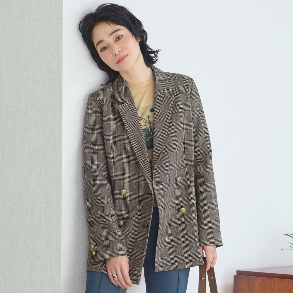 The New Refined CLASSICスタイリスト 斉藤美恵さんが指南する大人の秋の始め方夏の装いに少々飽きてきたら、クラシカルな色や素材のアイテムを投入して鮮度を上げましょう。まだ暑さの残る時期でも簡単に秋気分を取り入れられて、一歩先ゆくおしゃれが完成します。ウールに麻をブレンドした軽やかな着心地。背裏と袖裏をほどこし、滑りのいい仕立てに。ゆとりのある腕まわりや長めの丈感ながら、細襟でVゾーンを深めに設定することで、すっきりした印象を叶えます。グレンチェックにマットゴールドのボタンもポイント。———Stylist Pointまずはジャケットと足元から更新いろいろな色を拾えるチェック柄のジャケットを選ぶと、まとまりのあるスタイリングに。足首がのぞく丈のパンツにローファーを合わせることで、無理なく秋へシフトできます。斉藤美恵さん Profileベーシックを軸に時代のムードを取り入れたカジュアルを得意とし、女性誌を中心に活躍する人気スタイリスト。ページ下部に画像の説明がございます。一部別売りの商品もございますので、説明文ご確認のうえご注文ください。＞画像の説明はこちら＜仕様・サイズ■色：ブラック系■素材：表地…毛52・麻48％、裏地（背中・袖のみ）…ポリエステル100％■前ボタン開き■袖口飾りボタン付き（開きなし）■前2個ポケット付き■後ろ中心裾ベント有り■原産国：日本製■商品により柄の出方が多少異なる場合があります。■素材の特性上、生地の表面にネップ（小さな粒）が見られることがあります。◆サイズ(cm)【S】バスト&nbsp;94着丈&nbsp;71袖幅&nbsp;33ゆき丈&nbsp;77スリット長さ（後）&nbsp;22ウエスト(適応)&nbsp;58ヒップ(適応)&nbsp;82重量（約g）&nbsp;450【M】バスト&nbsp;98着丈&nbsp;71袖幅&nbsp;34.5ゆき丈&nbsp;78.5スリット長さ（後）&nbsp;22ウエスト(適応)&nbsp;64ヒップ(適応)&nbsp;87重量（約g）&nbsp;465【L】バスト&nbsp;102着丈&nbsp;73袖幅&nbsp;36ゆき丈&nbsp;80スリット長さ（後）&nbsp;22ウエスト(適応)&nbsp;69ヒップ(適応)&nbsp;92重量（約g）&nbsp;490【LL】バスト&nbsp;106着丈&nbsp;73袖幅&nbsp;37.5ゆき丈&nbsp;81.5スリット長さ（後）&nbsp;22ウエスト(適応)&nbsp;77ヒップ(適応)&nbsp;97重量（約g）&nbsp;505※商品によっては、中心サイズを参考重量として掲載しています。【送料マーク：A】 この商品の販売価格には配送料880円(税込)が含まれています。　画像の説明コーディネート例コーディネート例コーディネート例コーディネート例天然素材ゆえの節やふくらみのある表情が秋冬らしさを演出。※インナーは含まれません　