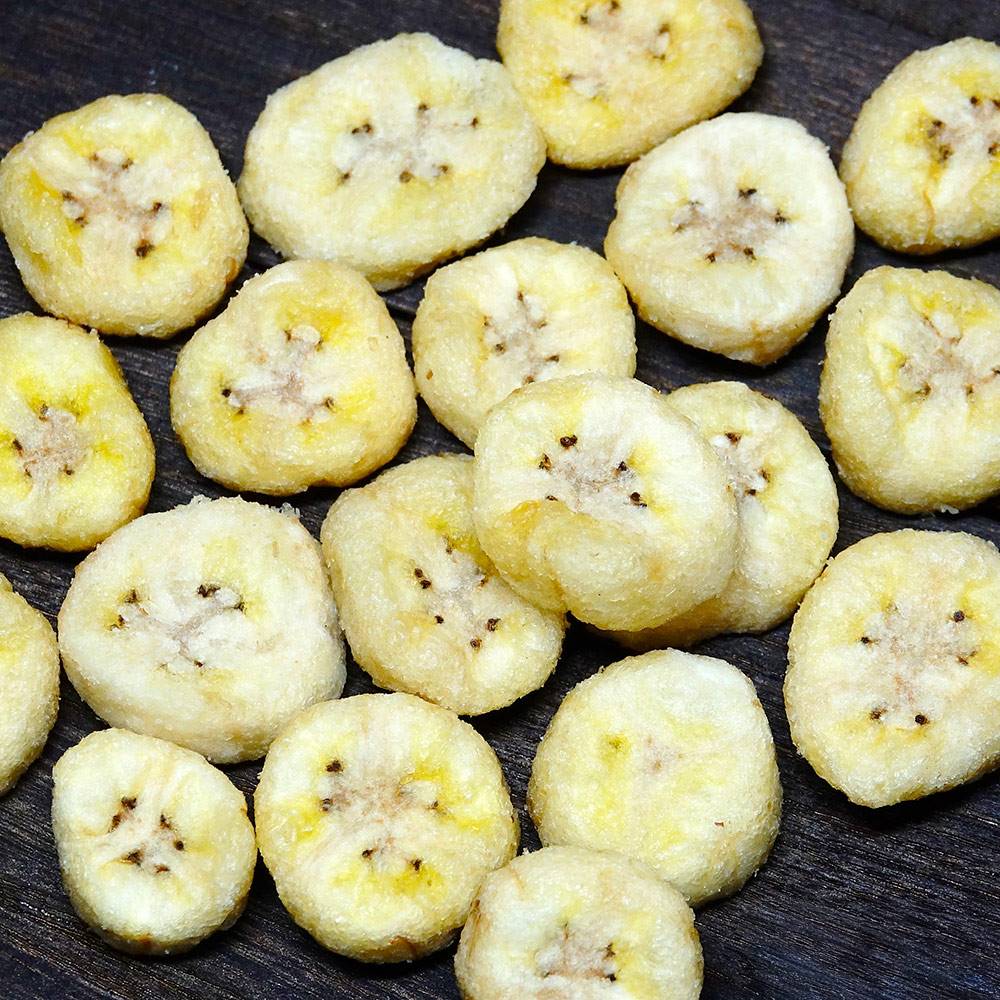 バナナの味をより感じて頂けるバナナチップ！原材料に、バナナ、食用油脂以外他のものを一切使用しておらず、生のバナナを食べているかのような独特の濃厚な味が特徴です。小腹が空いたとき、ちょっとした腹ごしらえにもピッタリ！おやつ感覚でどうぞ！　10袋も入っているのでお裾分けにもいいですね。ページ下部に画像の説明がございます。一部別売りの商品もございますので、説明文ご確認のうえご注文ください。＞画像の説明はこちら＜仕様・サイズ■内容量：80g×10袋■原材料名：下記「原材料等の詳細はコチラから」のリンクをご参照ください。※食品表示情報の掲載内容につきましては、お手元に届きました商品の容器包装の表示を必ずご確認いただきますようお願いします。■アレルギー表示対象品目：なし■賞味期間：常温1年■原産国：ベトナム■お届け：1〜2週間配送■お召し上がり方：開封してそのままお召し上がりください。【ご注意ください！】※商品の性質上、キャンセル・交換・返品はできません。※写真は調理例・盛り付け例になります。■原材料等の詳細はコチラから上記PDFです。閲覧にはAdobe ReaderまたはAcrobat Readerが必要です。一部商品ではご確認いただけない場合がございます。【送料マーク：A】【産地直送】産地もしくはメーカー等より直接のお届けとなるため、発送時にメールでのお知らせのない商品です。 この商品の販売価格には配送料880円(税込)が含まれています。　画像の説明【盛り付け例】バナナの味を感じて頂ける「バナナチップス」小腹が空いた時にちょっとした腹ごしらえにどうぞ。お届けパッケージ　
