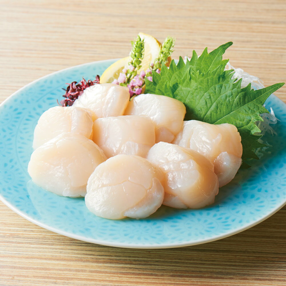 北海道の栄養豊富で美味しい魚が集まる漁場で育った丸々太った帆立の貝柱です。生食用のため鮮度は抜群。お刺身以外にも、サラダやカルパッチョ、その他揚げ物や鍋の具材、バター焼きなど、色々なお料理の材料としてお使い頂けます。ページ下部に画像の説明がございます。一部別売りの商品もございますので、説明文ご確認のうえご注文ください。＞画像の説明はこちら＜仕様・サイズ■内容量：1kg（41〜50粒）■原材料名：下記「原材料等の詳細はコチラから」のリンクをご参照ください。※食品表示情報の掲載内容につきましては、お手元に届きました商品の容器包装の表示を必ずご確認いただきますようお願いします。■賞味期間：冷凍6ヶ月■お召し上がり方： 解凍してそのまま召し上がれます。【ご注意ください！】※商品の性質上、キャンセル・交換・返品はできません。※写真は調理例・盛り付け例になります。■《配送》 翌日〜3日配送■原材料等の詳細はコチラから上記PDFです。閲覧にはAdobe ReaderまたはAcrobat Readerが必要です。一部商品ではご確認いただけない場合がございます。【冷凍・冷蔵配送】 この商品の販売価格には配送料1080円(税込)が含まれています。　画像の説明【盛り付け例】お届けパッケージ　