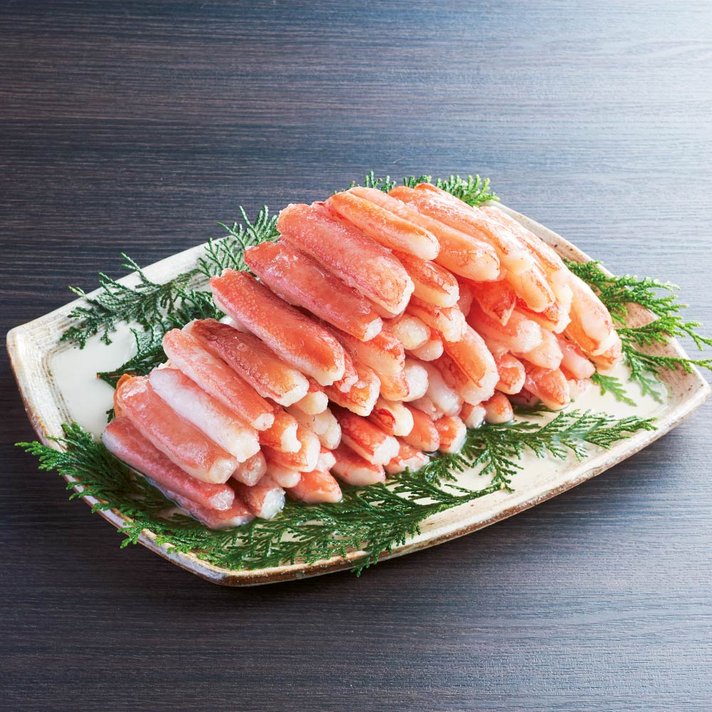 お鍋やしゃぶしゃぶ、スープ、カニチャーハンなどアレンジ自在！なにかと重宝する棒肉タイプのズワイガニです。殻なしで折れたり、かけたりしたものが入ったお買い得パックです。バラ凍結なので、必要な分だけ使えて無駄がありません。お買い得な1kg。必ず加熱してお召し上がりください。ページ下部に画像の説明がございます。一部別売りの商品もございますので、説明文ご確認のうえご注文ください。＞画像の説明はこちら＜仕様・サイズ■内容量：1kg（正味重量800g）■原材料名：下記「原材料等の詳細はコチラから」のリンクをご参照ください。※食品表示情報の掲載内容につきましては、お手元に届きました商品の容器包装の表示を必ずご確認いただきますようお願いします。■アレルギー表示対象品目：かに■賞味期間：冷凍6ヶ月■製造加工：日本■原産国：カナダまたはロシア■お召し上がり方：解凍して、必ず加熱してお召し上がりください。【ご注意ください！】※商品の性質上、キャンセル・交換・返品はできません。※写真は調理例・盛り付け例になります。■《配送》翌日〜3日配送■原材料等の詳細はコチラから上記PDFです。閲覧にはAdobe ReaderまたはAcrobat Readerが必要です。一部商品ではご確認いただけない場合がございます。【冷凍・冷蔵配送】 この商品の販売価格には配送料1080円(税込)が含まれています。　画像の説明　