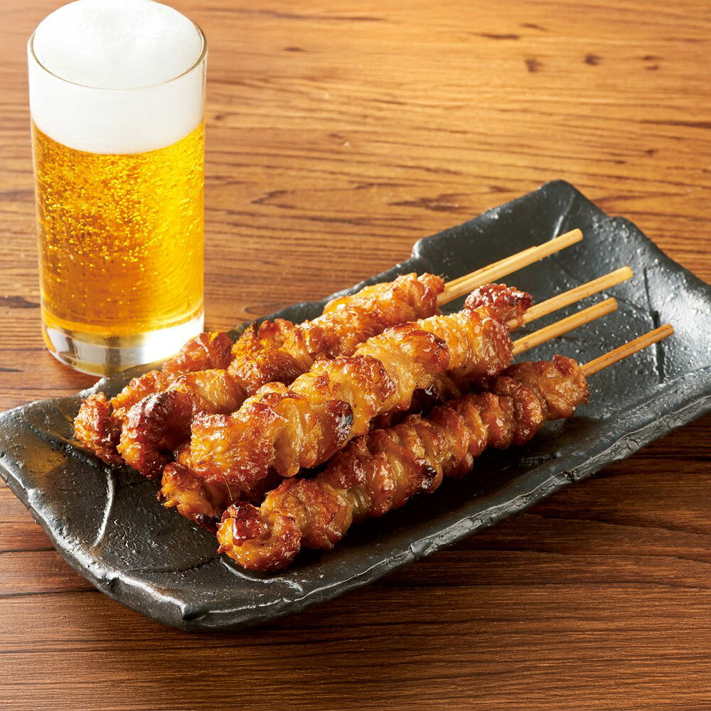 博多名物のとりかわを、ご自宅の食卓へひと口かじるとカリカリ、噛むほどにモチモチ。ふたつの食感を楽しめる「博多ぐるぐるとりかわ」です。鶏皮を1枚1枚丁寧に巻きつけ、編み込むように串打ち。焼いてタレを染み込ませ、じっくり寝かせる工程を繰り返すことで、独特の食感に仕上げています。いつもの焼き鳥とはひと味違う、ぐるぐる巻きの姿も特徴のひとつ。幾重にも重なった鶏皮には、ご家庭ではなかなか真似できない手間がかけられています。タレの味わいと鶏皮の旨みを楽しみながら、ビールをひと口。そんなくつろぎの時間に似合う、博多名物の串焼きです。【1枚1枚、編み込むように丁寧に串打ち】特徴的なぐるぐる巻きは、鶏皮を丁寧に巻きつけるところから始まります。1枚1枚を編み込むように串打ちし、重なりのある形に整えていきます。ただ鶏皮を串に刺すのではなく、巻きつけながら仕上げることで生まれる、見た目にも特徴のある姿。焼いて寝かせる工程とともに、カリカリ、モチモチの食感を支える大切なひと手間です。串を手に取り、そのまま頬張れる気軽さのなかに、丁寧な仕事が詰まっています。【焼いて、寝かせて。時間をかけて引き出す食感】串打ちした鶏皮は、生の状態からしっかりと下焼き。余分な脂を落としながら、タレを染み込ませていきます。焼いたあとは一晩じっくり寝かせ、さらに余分な脂を抜く工程へ。こうして、焼いては寝かせる作業を繰り返します。一度焼くだけでは終わらない、この積み重ねがこだわりです。鶏皮ならではの持ち味を生かしながら、カリカリとした食感とモチモチとした噛み心地を引き出します。最後に十分にタレへ漬け込んで仕上げることで、食感だけでなく、染み込んだタレの味わいも楽しめるとりかわになります。仕込みから仕上げまで時間をかける製法は、家庭で再現しようとすると手間のかかるもの。その工程を経た串焼きを、解凍して温めるだけで楽しめるのがうれしいポイントです。【カリカリ、モチモチ。食感を楽しむおつまみ】鶏皮の串焼きが好きな方はもちろん、いつもと違うおつまみを試してみたい方にもおすすめ。ビールを添えて居酒屋気分を楽しんだり、お好みのお酒と合わせてゆっくり味わったり。枝豆や冷ややっこなど、いつものおつまみと並べれば、晩酌の献立にも変化がつきます。お酒を飲まない日には、夕食のもう一品として食卓へ。ごはんや汁物に添えて、串焼きのある献立を楽しむのもおすすめです。【冷蔵庫で解凍したら、フライパンで温めて】お召し上がり方はシンプルです。冷蔵庫で解凍したあと、熱したフライパンに並べ、中火で3〜5分、串を返しながら温めてください。ご家庭で串打ちや下焼きをする必要はなく、仕上げのひと手間で食卓に出せます。翌日の晩酌や夕食に食べたいときは、あらかじめ冷蔵庫で解凍しておくと準備がスムーズ。温める間に飲み物や小鉢を用意すれば、自宅で楽しむ串焼きの時間が整います。温めたとりかわを皿に並べるだけでも、おつまみらしい一皿に。お好みで七味唐辛子を添えるなど、薬味との組み合わせも楽しめます。【10本入りで、ひとり時間にも、家族の食卓にも】1箱に15gの串が10本入っています。ひとりでゆっくり味わう晩酌にも、ご家族で囲む夕食にも取り入れやすい串ものです。お皿に盛り付けてそれぞれ手に取れるので、取り分けも気軽。ほかのおかずやおつまみと組み合わせながら、食べたい量に合わせて献立を考えられます。【こんな日に、博多ぐるぐるとりかわを】「今日は家で、お酒とおつまみをゆっくり楽しみたい」「夕食に、いつもと違う一品を添えたい」。そんな日に選びたい、手間をかけた鶏皮の串焼きです。博多名物に興味がある方、鶏皮ならではの食感が好きな方、お取り寄せで食卓に変化をつけたい方にも。丁寧に巻き、焼いては寝かせて仕上げたとりかわを、気負わず楽しめるご家庭の一皿に。カリカリ、モチモチの食感を味わいながら、くつろぎのひとときをお過ごしください。ページ下部に画像の説明がございます。一部別売りの商品もございますので、説明文ご確認のうえご注文ください。＞画像の説明はこちら＜仕様・サイズ■内容量：150g（15g×10本）×1箱　計10本■原材料名：下記「原材料等の詳細はコチラから」のリンクをご参照ください。※食品表示情報の掲載内容につきましては、お手元に届きました商品の容器包装の表示を必ずご確認いただきますようお願いします。■賞味期間：冷凍6ヶ月■製造加工：日本■原料原産地：鶏皮（国産またはタイ）■アレルギー表示対象品目：小麦・鶏肉・大豆■お召し上がり方：冷蔵庫で解凍後、熱したフライパンで3〜5分（中火）で串を返しながら温めてください。【ご注意ください！】※商品の性質上、キャンセル・交換・返品はできません。※写真は調理例・盛り付け例になります。■《配送》 翌日〜3日配送■原材料等の詳細はコチラから上記PDFです。閲覧にはAdobe ReaderまたはAcrobat Readerが必要です。一部商品ではご確認いただけない場合がございます。【冷凍・冷蔵配送】 この商品の販売価格には配送料1080円(税込)が含まれています。　画像の説明【盛り付け例】商品パッケージ　