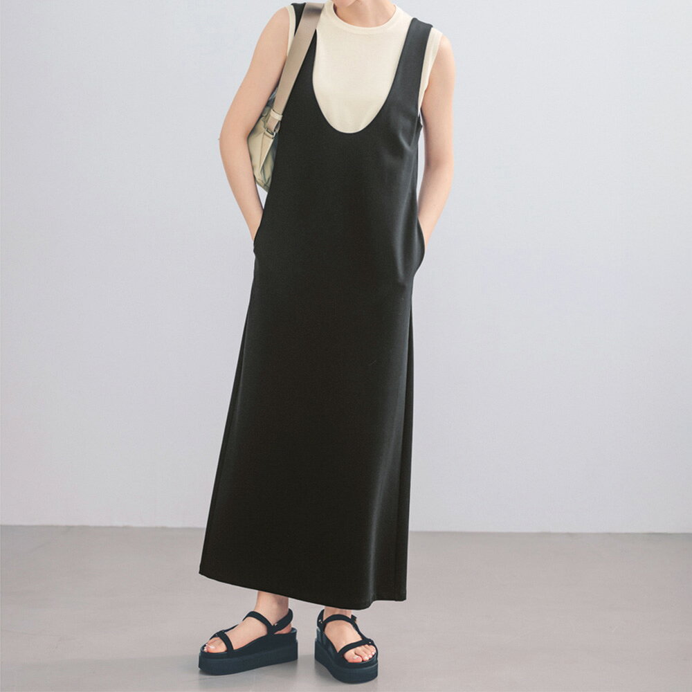 “機能”も“着回し力”もあります！！暑い季節を乗り切る“きちんと服”うれしい機能を備えたアイテムをご紹介。おしゃれであることはもちろん、着心地と着回し力にもしっかりとこだわりました。ストンとしたIラインシルエットで細見えするジャンパースカート。オフィスはもちろん、カジュアルにも、旅アイテムとしても活躍するアイテムです。［接触冷感 /UVカット / ウォッシャブル］ページ下部に画像の説明がございます。一部別売りの商品もございますので、説明文ご確認のうえご注文ください。＞画像の説明はこちら＜仕様・サイズこの商品はセール品のため返品できません■色：ブラック■素材：レーヨン64・ナイロン32・ポリウレタン4％■かぶりタイプ■両脇2個ポケット付き■UV遮蔽率…99％■原産国：中国製◆サイズ(cm)【S】バスト&nbsp;88バスト（適応）&nbsp;72着丈&nbsp;125肩幅&nbsp;31襟天幅&nbsp;22.6襟前下がり&nbsp;29襟後下がり&nbsp;19.5裾回り&nbsp;112ウエスト&nbsp;90ウエスト(適応)&nbsp;58ヒップ&nbsp;95ヒップ(適応)&nbsp;82【M】バスト&nbsp;92バスト（適応）&nbsp;79着丈&nbsp;125肩幅&nbsp;32襟天幅&nbsp;23襟前下がり&nbsp;29襟後下がり&nbsp;19.5裾回り&nbsp;116ウエスト&nbsp;94ウエスト(適応)&nbsp;64ヒップ&nbsp;99ヒップ(適応)&nbsp;87【L】バスト&nbsp;96バスト（適応）&nbsp;86着丈&nbsp;125肩幅&nbsp;33襟天幅&nbsp;23.4襟前下がり&nbsp;29.2襟後下がり&nbsp;19.7裾回り&nbsp;120ウエスト&nbsp;98ウエスト(適応)&nbsp;69ヒップ&nbsp;103ヒップ(適応)&nbsp;92【LL】バスト&nbsp;100バスト（適応）&nbsp;93着丈&nbsp;125肩幅&nbsp;34襟天幅&nbsp;23.8襟前下がり&nbsp;29.2襟後下がり&nbsp;19.7裾回り&nbsp;124ウエスト&nbsp;102ウエスト(適応)&nbsp;77ヒップ&nbsp;107ヒップ(適応)&nbsp;97【送料マーク：A】 この商品の販売価格には配送料880円(税込)が含まれています。　画像の説明コーディネート例 /シャープなフォルムがモノトーンでよりスマートにコーディネート例 /大きめUネックで胸元すっきり！ジレとの合わせでトレンド感を楽しむコーディネート例 /【胸元のレース使いで魅了するエレガントなモノトーン】ポンチ素材のジャンパースカートは、足さばきもよくアクティブに過ごせるのもポイント。レース使いのブラウス合わせでフェミニンに。ひんやりとした肌ざわりのポンチ生地。程よい厚みがありながらも伸びやかで、からだのラインを拾いにくいのも嬉しい。※インナーは含まれません。　