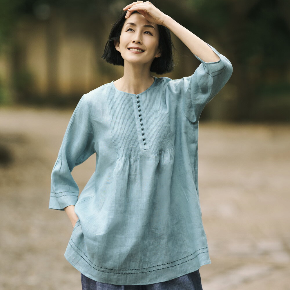 夏の涼心整える「涼み」の美学湿潤な日本の夏。五感で涼を呼び込み、あえて愉しむ知恵や工夫は、先人から伝わる美意識のたまもの。自然が育んだ涼感素材や目にも涼やかな色柄を纏って、この時季を心豊かに過ごしましょう。そよ風と遊ぶ軽やかなリネンチュニック。爽やかな着心地と一着で様になる着映え力で、ロングセラーを誇るピンタック使いチュニック。今年はアクアブルーとコーラルレッドの新色2色が登場です。使用した素材は、涼しくほのかな艶をたたえた100％リネン。デコルテと袖山に施された精巧なピンタックと、裾と袖口にあしらわれたピコミシンが甘やかに香るデザインです。両裾スリット入りのエアリーなAラインシルエットは、自然なフレアーで体型カバーが叶うほか、七分袖で手元にエレガントな抜け感を与えます。胸元のくるみボタンは本開き仕様なのでアレンジも自在。≫ POINT夏空に映える晴れやかカラー。繊細なピンタックやピコミシン、本開きのボタンなど、本格派のつくりが大人の審美眼に響く。ページ下部に画像の説明がございます。一部別売りの商品もございますので、説明文ご確認のうえご注文ください。＞画像の説明はこちら＜仕様・サイズ■色：（ア）コーラルレッド、（イ）アクアブルー■素材：麻100％■後ろ中心ホック・ファスナー開き■前中心くるみボタン途中開き■両脇裾スリット仕様■原産国：中国製■素材の性質上、麻の繊維（ネップ）が含まれる場合があります。◆サイズ(cm)【7】バスト&nbsp;98バスト（適応）&nbsp;80着丈（前）&nbsp;68.5着丈（後）&nbsp;68肩幅&nbsp;39袖丈&nbsp;41ゆき丈&nbsp;61袖付幅（袖ぐり幅）&nbsp;20.2襟前下がり&nbsp;7.5襟後下がり&nbsp;3襟天幅（外）&nbsp;20スリット長さ&nbsp;13ウエスト(適応)&nbsp;61ヒップ(適応)&nbsp;89【9】バスト&nbsp;102バスト（適応）&nbsp;83着丈（前）&nbsp;70.5着丈（後）&nbsp;70肩幅&nbsp;40袖丈&nbsp;42ゆき丈&nbsp;62袖付幅（袖ぐり幅）&nbsp;21.2襟前下がり&nbsp;7.5襟後下がり&nbsp;3襟天幅（外）&nbsp;20スリット長さ&nbsp;13ウエスト(適応)&nbsp;64ヒップ(適応)&nbsp;91【11】バスト&nbsp;106バスト（適応）&nbsp;86着丈（前）&nbsp;72.5着丈（後）&nbsp;72肩幅&nbsp;41袖丈&nbsp;43ゆき丈&nbsp;63袖付幅（袖ぐり幅）&nbsp;22.2襟前下がり&nbsp;7.5襟後下がり&nbsp;3襟天幅（外）&nbsp;20スリット長さ&nbsp;13ウエスト(適応)&nbsp;67ヒップ(適応)&nbsp;93【13】バスト&nbsp;110バスト（適応）&nbsp;89着丈（前）&nbsp;72.5着丈（後）&nbsp;72肩幅&nbsp;42袖丈&nbsp;43ゆき丈&nbsp;64袖付幅（袖ぐり幅）&nbsp;23.2襟前下がり&nbsp;7.5襟後下がり&nbsp;3襟天幅（外）&nbsp;20スリット長さ&nbsp;13ウエスト(適応)&nbsp;70ヒップ(適応)&nbsp;95【15】バスト&nbsp;114バスト（適応）&nbsp;92着丈（前）&nbsp;73.5着丈（後）&nbsp;73肩幅&nbsp;43袖丈&nbsp;43ゆき丈&nbsp;65袖付幅（袖ぐり幅）&nbsp;24.2襟前下がり&nbsp;8襟後下がり&nbsp;3襟天幅（外）&nbsp;21スリット長さ&nbsp;13ウエスト(適応)&nbsp;73ヒップ(適応)&nbsp;97【送料マーク：A】 この商品の販売価格には配送料880円(税込)が含まれています。　画像の説明（イ）アクアブルー（ア）コーラルレッド（イ）アクアブルー コーディネート例（ア）コーラルレッド（エ）ネイビー（エ）ネイビー（ウ）パープル back　