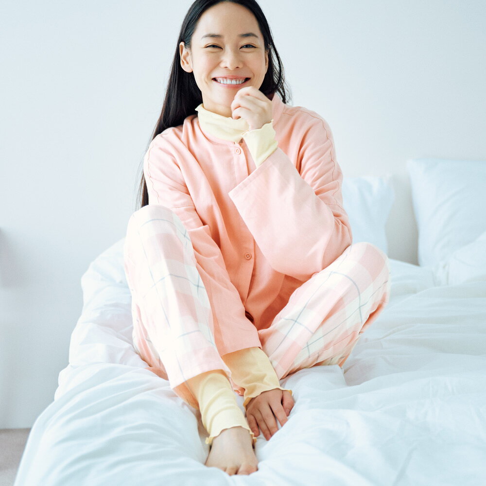 いつものパジャマの下に、もう一枚のやさしい暖かさを薄手のパジャマだと、寒さが厳しくなるにつれて手足やお腹まわりが心もとなく感じることはありませんか。パジャマの下に、インナーを着ることで薄手のパジャマも冬仕様に整えてくれます。シアバターを配合したオーガニックコットン100％のやさしさ肌触りで、心地よい就寝時間を叶えてくれるディノスオリジナルのパジャマインナーです。シアバターを配合した、オーガニックコットン100％のやさしい肌ざわりシアバターを配合した、オーガニックコットン100％を使うことで、心地よい肌ざわりを追及。眠る時間は一日のうちでも長く肌にふれているからこそ、素材のやさしさにこだわりました。さらりとなじむ綿の風合いが、就寝前のほっとしたひとときに寄り添います。縫い目を外側にした仕様で、肌あたりを気にせず過ごせます縫い目を外側に出したつくりなので、縫い目が肌にふれにくく、やさしい着心地です。肌への刺激を軽減する仕様で、敏感になりがちな寝る前の時間もリラックスして過ごせます。腹巻き付きで、お腹まわりまでぬくもりに包まれる安心感パンツ部分は腹巻き付き。ウエストまわりまでしっかり覆うので、就寝時のお腹まわりをやさしく守ってくれます。冷えが気になる夜も、ぽかぽかとした着心地で過ごせます。手首・足首までカバーする、すっぽり包まれる長め設計袖と裾は長めのデザインで、手の甲や足の甲までふんわりと包み込みます。寝返りを打っても袖口や裾が上がりにくく、就寝中も快適な着心地が続きます。パジャマの下にも、これ一枚でも。使い方が広がる着まわし力いつものパジャマの下に重ねれば、薄手のパジャマが冬仕様に。インナーだけでも着用できるので、お風呂上がりのくつろぎ着としても活躍します。毎晩の習慣にしたくなる一枚です。ページ下部に画像の説明がございます。一部別売りの商品もございますので、説明文ご確認のうえご注文ください。＞画像の説明はこちら＜仕様・サイズ■色：オフホワイト、チャコールグレー、スモーキーピンク■サイズ：M・L・LL・3L■サイズ（対応サイズ）：M…バスト79〜87・上着丈62・袖丈65・ヒップ87〜95・股下丈86cmL…バスト86〜94・上着丈63・袖丈66・ヒップ92〜100・股下丈87cmLL…バスト93〜101・上着丈64・袖丈67・ヒップ97〜105・股下丈88cm3L…バスト100〜108・上着丈65・袖丈68・ヒップ103〜110・股下丈89cm■素材：綿100％■原産国：中国製【送料マーク：A】 この商品の販売価格には配送料880円(税込)が含まれています。　画像の説明オフホワイト ディノスオリジナル シアバター配合スモーキーピンクオフホワイトチャコールグレー 着用例シアバターを配合した100％オーガニックコットンを使うことで、心地よい肌触りを追求しました。　