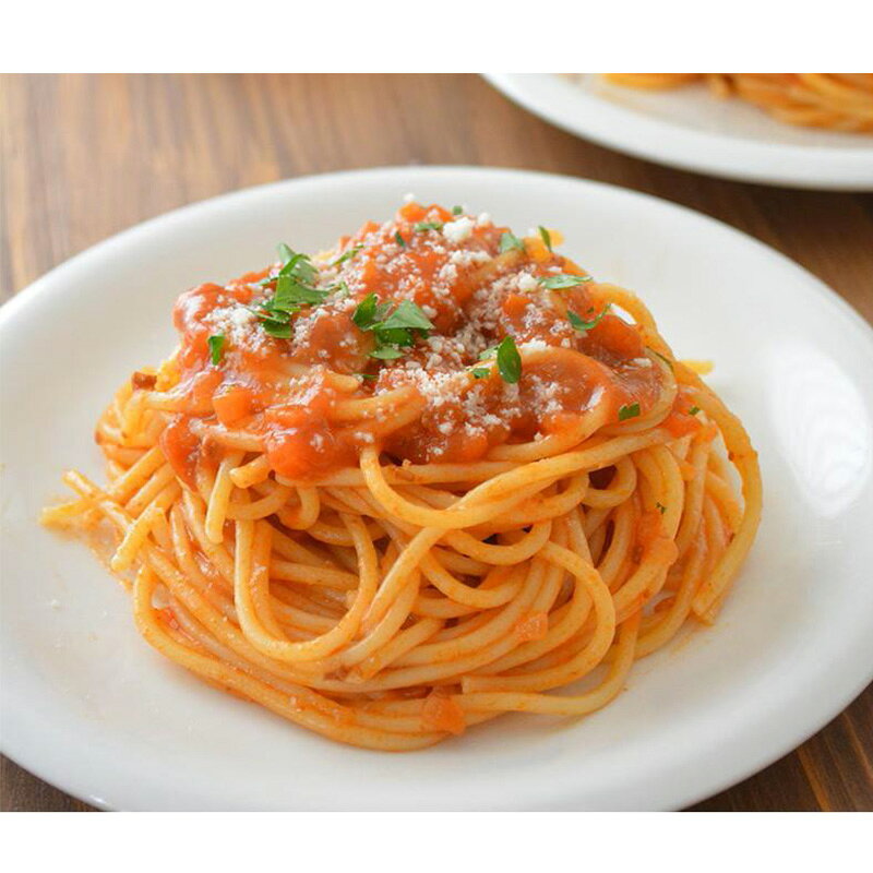 本場南イタリア・カンパーニア州で作られた、デュラム小麦のセモリナ100％の本格スパゲッティです。テフロンダイス加工を施すことで実現したなめらかな食感と、茹で上げた瞬間に広がる豊かな小麦の香りが特長です。アルデンテの心地よい歯ごたえが続きやすく、家庭での毎日の食卓はもちろん、パスタを頻繁に使う場面でも重宝します。シンプルな配合だからこそ、麺そのものの味わいをしっかりと活かしたい料理に向いており、お取り寄せパスタとしてもおすすめの品質です。おすすめの食べ方シンプルな味わいと抜群の食感を活かし、さまざまなソースと合わせてお楽しみください。テフロンダイス加工ならではのなめらかな口当たりは、オリーブオイルの風味を引き立てるペペロンチーノなどのオイル系パスタにぴったりです。また、コシが強くアルデンテが長持ちするため、濃厚なトマトソースやコクのあるクリームソースと合わせても麺が負けず、最後まで美味しく召し上がれます。春にはキャベツとアンチョビ、夏にはフレッシュトマトとバジルなど、季節の旬の食材を合わせたパスタ料理にも最適です。こだわりポイントパスタの本場である南イタリア・カンパーニア州で製造された小麦粉（イタリア産）を100％使用しています。伝統的なデュラム小麦のセモリナならではの黄金色の美しさと、豊かな風味が食欲をそそります。大容量の3kg入りでありながら、長期保存が可能なため、ご家庭での日常使いだけでなく、おすすめです。こんな方におすすめ・毎日の食卓で気軽に美味しい本場のスパゲッティを楽しみたい方・パスタの消費量が多く、大容量でお買い得な業務用サイズをお探しの方・常温で長期保存ができる便利なローリングストック、備蓄用食材をお探しの方・オイルソースからクリームソースまで、幅広いパスタ料理に合わせやすい万能な麺をお探しの方この商品のQ＆AQ：このスパゲッティの茹で方の目安は？A：深めの鍋にたっぷりの湯を沸かし（パスタ100gに対し湯1L、塩約8gが目安）、パスタを軽く混ぜながらお好みの硬さ（アルデンテなど）に茹でてください。お好みのソースと合わせる時間を考慮し、少し硬めに茹で上げるのがおすすめです。Q：3kgの大容量ですが、保存方法はどのようにすればよいですか？A：開封前は直射日光や高温多湿を避けて常温で保存してください。開封後は湿気や虫害を防ぐため、密閉容器やチャック付きの袋に移し替えて、乾燥した冷暗所で保存することをおすすめします。Q：このパスタはどのようなソースと相性が良いですか？A：テフロンダイス加工によるなめらかな食感が特徴のため、定番のトマトソースやミートソースはもちろん、オリーブオイルベース、シンプルなペペロンチーノ、濃厚なカルボナーラなどのクリームソースまで、あらゆるパスタ料理に幅広くお使いいただけます。ページ下部に画像の説明がございます。一部別売りの商品もございますので、説明文ご確認のうえご注文ください。＞画像の説明はこちら＜仕様・サイズ■内容量：3kg■原材料名：下記「原材料等の詳細はコチラから」のリンクをご参照ください。※食品表示情報の掲載内容につきましては、お手元に届きました商品の容器包装の表示を必ずご確認いただきますようお願いします。■賞味期間：常温3年■原産国：イタリア■アレルギー表示対象品目：小麦■調理方法：深めの鍋に湯を沸かし（パスタ100gに対し湯1L、塩約8gが目安）パスタを軽く混ぜながらお好みの硬さに茹でて下さい。■お届け：翌日〜3日配送【ご注意ください！】※商品の性質上、キャンセル・交換・返品はできません。※写真は調理例・盛り付け例になります。■原材料等の詳細はコチラから上記PDFです。閲覧にはAdobe ReaderまたはAcrobat Readerが必要です。一部商品ではご確認いただけない場合がございます。【送料マーク：A】 この商品の販売価格には配送料880円(税込)が含まれています。　画像の説明毎日の食卓に大活躍！本場南イタリア産の小麦香る本格スパゲッティ大容量3kgパックお届けパッケージ。1袋に3kg入り。※1食ずつの束になっていません。予めご了承ください。　