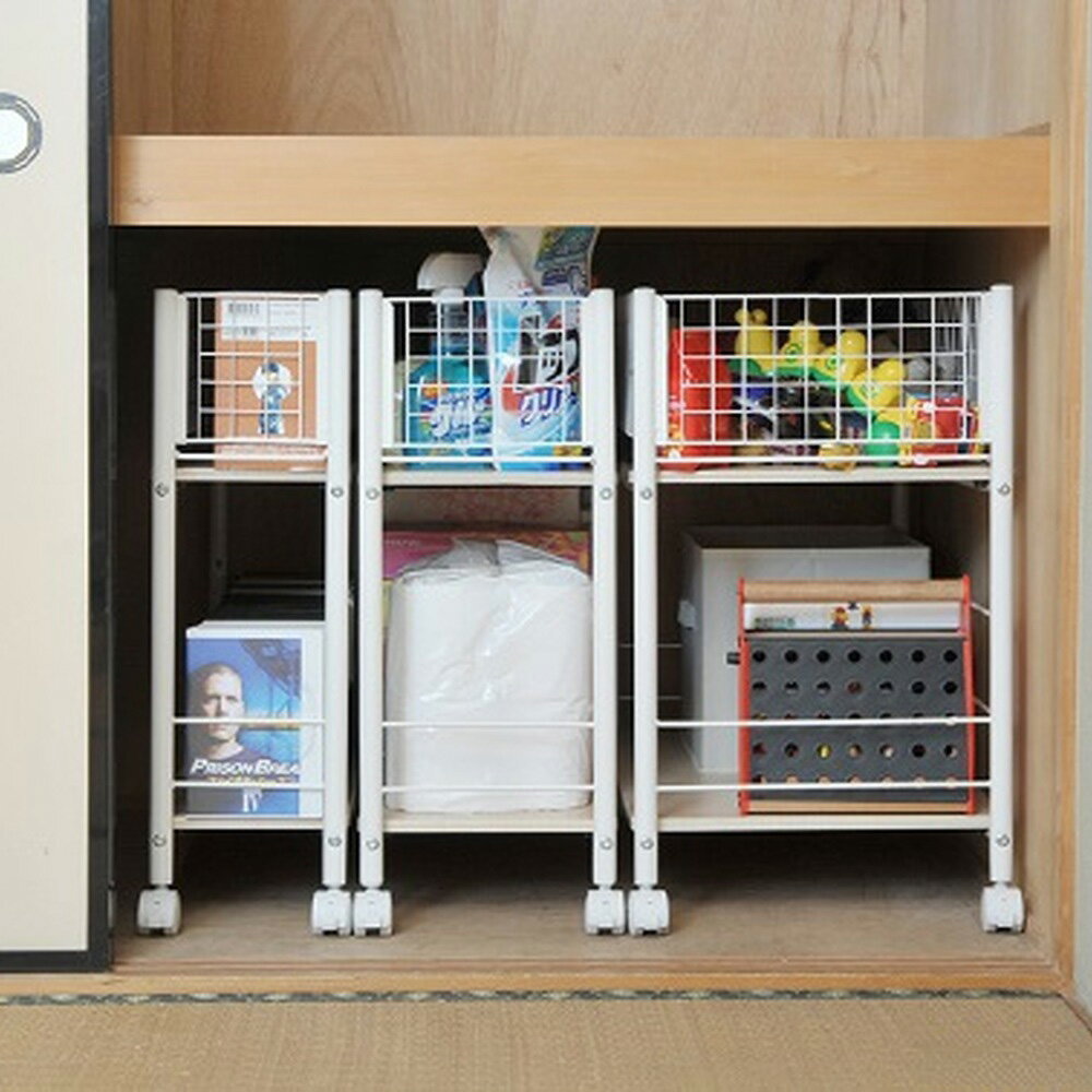 すっきりな押し入れをお手伝いする収納ラック●奥行が深くて使いづらい押し入れは、ラックを使って分類収納。●奥行77cmの押し入れラックを使えばスペースをフルに使える収納空間に。●押し入れ下段はかがまないと物が取り出せないので、キャスター付きのラックがおすすめ。●前後に出し入れできるので、たくさん収納しても楽に物を取り出せます。収納物に応じてサイズや使い方が選べます●サイズは幅20cm・26cm・38cm・44cmの4サイズをご用意。●収納物やスペースに応じてお選びください。◇幅20cm：スリムな幅20cmは漫画やDVDの収納にピッタリなサイズです◇幅26cm：箱ティッシュにピッタリなサイズで日用品のストック収納におすすめ。◇幅38cm：A4サイズのファイルボックスがピッタリ。おもちゃの収納等にも。◇幅44cm：ミシンや家電のしまえる大型サイズです。●棚板は取り外しが出来るので、背の高い家電等の収納にも対応。●上段のサイドネットも取り外しが可能なので、用途に応じてお試しください。ページ下部に画像の説明がございます。一部別売りの商品もございますので、説明文ご確認のうえご注文ください。＞画像の説明はこちら＜仕様・サイズ■色：（ア）ホワイト （イ）ナチュラルメイプル■サイズ：【幅20cmタイプ】幅20cm奥行77cm高さ64.5cm【幅26cmタイプ】幅26cm奥行77cm高さ64.5cm【幅38cmタイプ】幅38cm奥行77cm高さ64.5cm【幅44cmタイプ】幅44cm奥行77cm高さ64.5cm■素材：本体…スチール（エポキシ樹脂塗装）、棚板…合成樹脂化粧繊維版■中国製■組立40分【組み立て時間約40分】【送料マーク：B】 この商品の販売価格には配送料2500円(税込)が含まれています。この商品は下記のサービスが選択できます。※組み立て・開梱サービスは日時指定ができません。お届け前に配送所より配達日時のご連絡をさせていただきます。※別途配送料金がかかります。有料組み立てサービス※開梱サービス付きについて　画像の説明左から幅20cm・幅26cm・幅38cm幅20cm幅26cm幅38cm幅44cm　