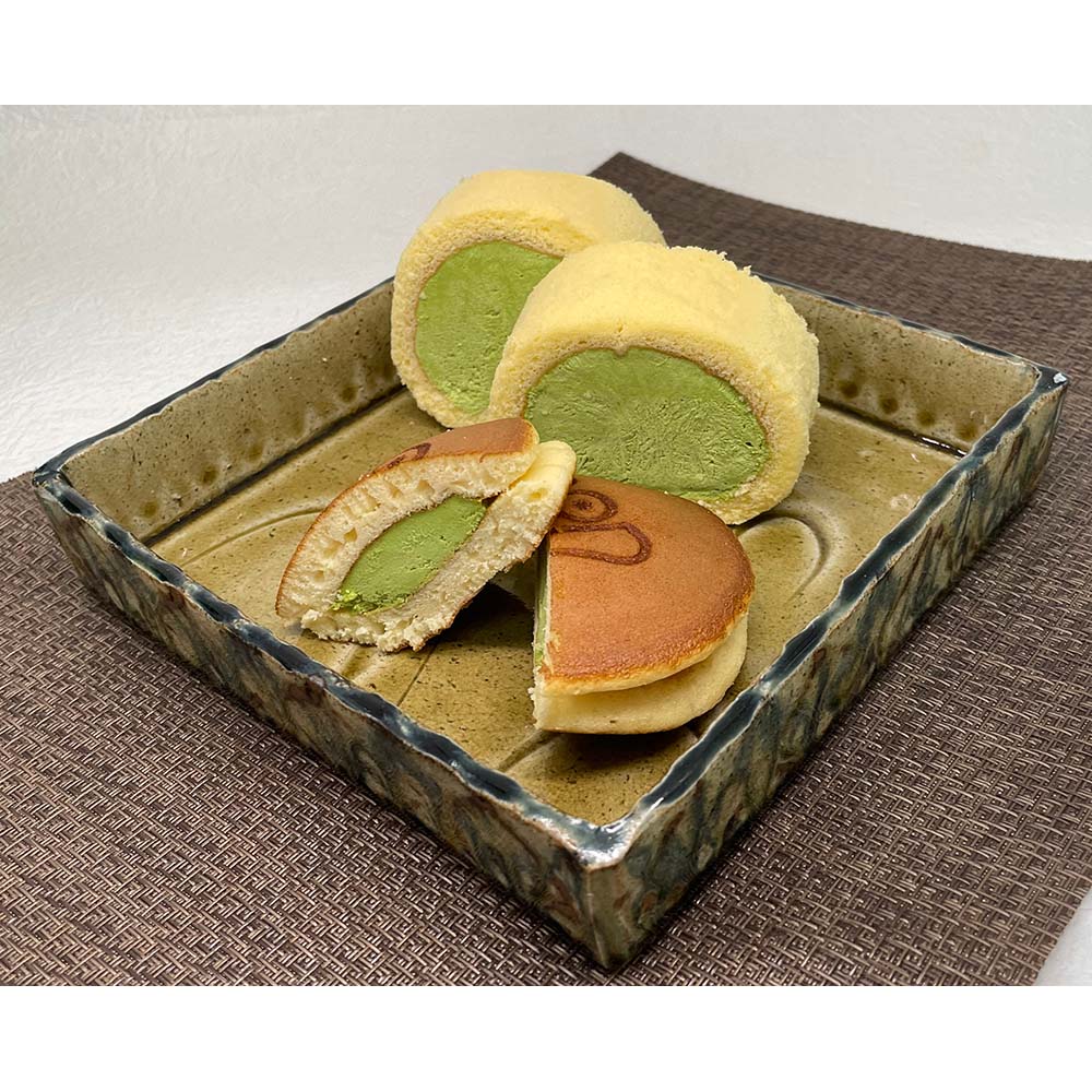 京都宇治の茶游堂（ちゃゆうどう）より、抹茶スイーツをお届けします。ロールケーキは1本（長さ11cm）、どらやきは3個のセットです。濃茶ロールケーキは、宇治の地で、お茶の特長を知り尽くしたお茶屋が作ったロールケーキです。完全に解凍させるとしっかり新鮮な宇治石臼挽き抹茶の濃茶の美味しさを感じて頂けます。どら焼きは材料にこだわり作り上げたどら焼きです。ふっくらとした生地がもたらす柔らかな口当たりと共に、 宇治石臼挽き抹茶の奥深い香りがお口いっぱいに広がり、 抹茶独特の苦みの良さまでも感じていただける濃厚な抹茶生どら焼きです。【京都　茶游堂】京都宇治・六地蔵に本店を構えるスイーツ店です。「お茶の美味しさをスイーツに乗せて未来に残す」というコンセプトで作られた茶游堂の抹茶スイーツは、言うなれば抹茶を主役にした「食べるお茶」。上質な石臼で挽いた抹茶を中心に使用し、「お茶屋感覚」でしっかりと新鮮なお茶の風味を感じていただける商品作りをしております。お茶屋が本気で作るスイーツ、千年の歴史をもつ宇治茶同様に不変不滅の「ほんまもん」をお届けします。ページ下部に画像の説明がございます。一部別売りの商品もございますので、説明文ご確認のうえご注文ください。＞画像の説明はこちら＜仕様・サイズ■内容量：濃茶ロールケーキ1本（長さ約11cm）、宇治抹茶生どら焼き　3個■原材料：下記「原材料等の詳細はコチラから」のリンクをご参照ください。※食品表示情報の掲載内容につきましては、お手元に届きました商品の容器包装の表示を必ずご確認いただきますようお願いします。■アレルギー表示対象品目：卵・小麦・乳成分・大豆・ゼラチン■賞味期間：冷凍2ヶ月■製造加工：日本■原料原産地：卵（国産）、抹茶（京都宇治製造）■お召し上がり方：冷蔵庫で解凍してお召し上がりください。解凍後は冷蔵庫に保管して頂き、2日以内にお召し上がりください。■お申込締切日：9月9日【ご注意ください！】※商品の性質上、キャンセル・交換・返品はできません。※どらやきの原材料の一部にはちみつを使用しておりますので、1歳未満のお子様には与えないでください。※写真は調理例・盛り付け例になります。■原材料等の詳細はコチラから上記PDFです。閲覧にはAdobe ReaderまたはAcrobat Readerが必要です。一部商品ではご確認いただけない場合がございます。【冷凍・冷蔵配送】【産地直送】産地もしくはメーカー等より直接のお届けとなるため、発送時にメールでのお知らせのない商品です。 この商品の販売価格には配送料1080円(税込)が含まれています。　画像の説明宇治抹茶を使った生どら焼きとロールケーキのセットです。お届けパッケージ茶游堂（ちゃゆううどう）のロゴ入りどらやき宇治石臼挽き抹茶の美味しさを感じられるロールケーキ完全解凍がおすすめです！　