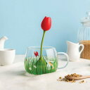 茶葉を入れてカップに入れお湯を注げば、お花畑の中からチューリップがかわいく顔を出しているような柄で、癒しのティータイムを演出します。ハーブティー、紅茶、日本茶等、お好きな茶葉でどうぞ。【OTOTO/オトト】「OTOTO（オトト）」はテルアビブのアートスクールで出会ったSaidiとDanielによって2004年に設立されたブランド。『ある時はシャワーを浴びている時、またある時は渋滞に巻き込まれた時。時には夢に出てくることもある。毎日は現れないけれど、現れると嬉しくなる。「よいアイデア」出会えるのは稀だ。でもそれに出会ったとき、私たちはそれをシェアしたくなる』というコンセプトを掲げ、新しくエキサイティングでありながら生活に根差したアイテムを提供していきます。ページ下部に画像の説明がございます。一部別売りの商品もございますので、説明文ご確認のうえご注文ください。＞画像の説明はこちら＜仕様・サイズ■サイズ：インフューザー…約径4.5×高さ16cm・重量26gカップ…約幅13×奥行10×高さ8cm・重量90g■素材：インフューザー…シリコン（耐熱温度：230℃）カップ…耐熱ガラス（耐熱温度：120℃）■中国製【送料マーク：A】 この商品の販売価格には配送料880円(税込)が含まれています。　画像の説明　