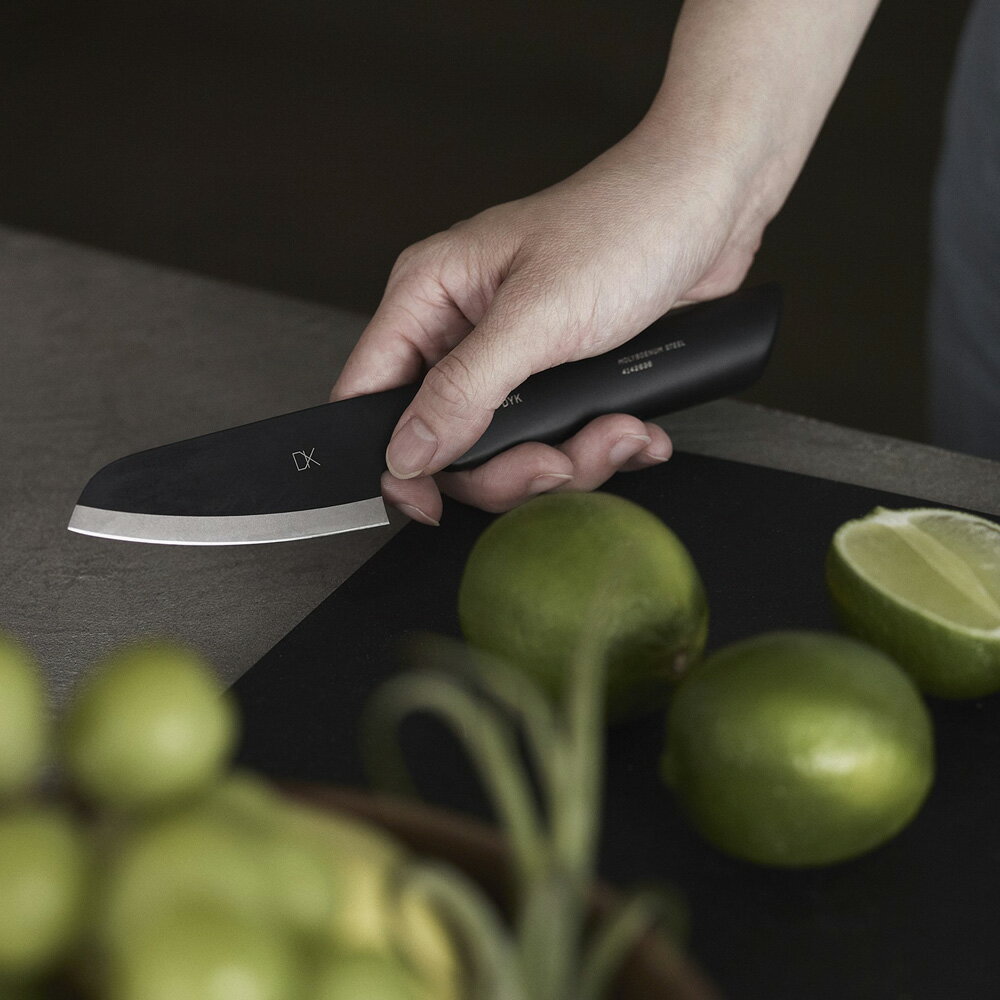 刃の素材に使用されているモリブデンバナジウム鋼は、切れ味がよく錆びにくいので、シャープナーや砥石でも研ぐことが可能でメンテナンスのしやすさも◎。常に切れ味の良いナイフで調理ができます。