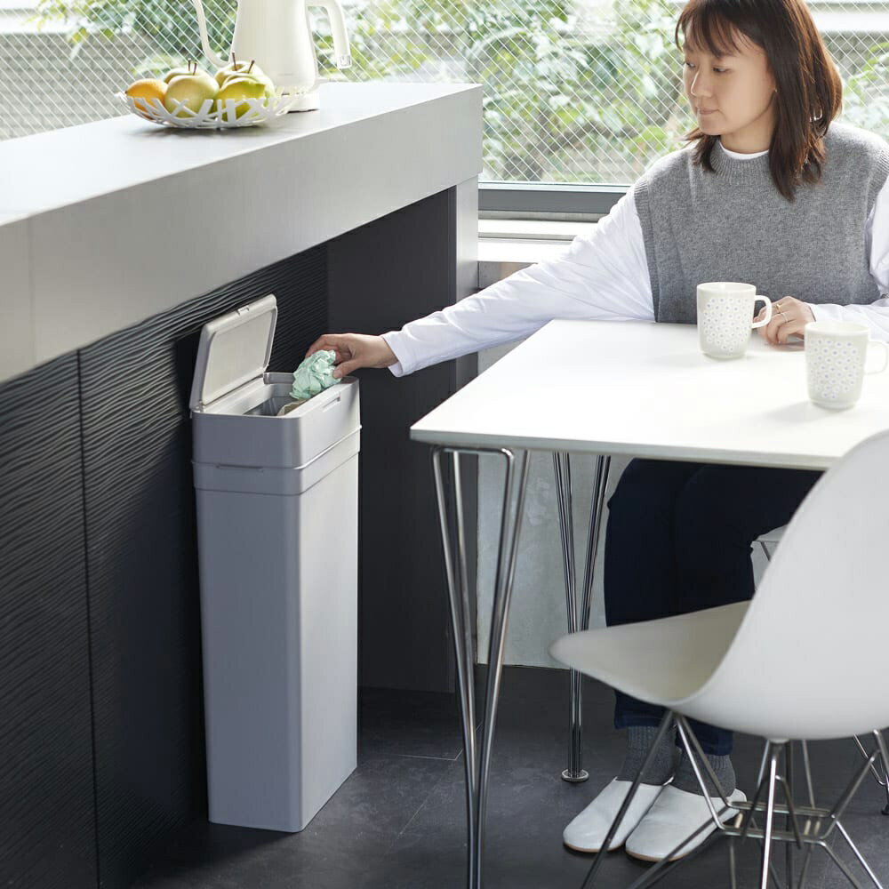 いろんなニオイをしっかり閉じ込める！●蓋の裏側のシリコンパッキンがすき間なく圧着。ニオイを密閉して外に漏れ出るのをしっかりブロックします。●防臭機能が高く、強いニオイも漏れ出さない構造。●生ゴミや使用済みのオムツ、ペットのゴミなどさまざまな...