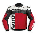 DUCATI ドゥカティ ジャケット ドゥカティ・コルセ C5 Jacket Ducati Corse C5 スタイルとパフォーマンス 商品説明アルド・ドゥルディがデザインし、ダイネーゼが製造したエクスクルーシブなジャケットで最高のパフォーマンスを。レースやスポーティなライディングのために考案されたこのジャケットは、ドゥカティのアイコニックなスタイルからインスピレーションを得ている。アシンメトリーなデザインと、ロゴをメイングラフィックに使用することで、ドゥカティスタにぴったりの決定的な個性を与えている。アームホールのS1ファブリックパネルと背面のマイクロゴムバンドにより、センセーショナルなフィット感を実現。これらのディテールは、戦略的に配置されたパンチングや調節可能なウエストとマッチし、ライダーに優れたライディング快適性と感度を提供する。ジッパーは非常に実用的で、このコレクションのすべてのパンツと完璧にマッチする。内ポケットと外ポケットが2つずつ付いているのも特徴だ。固定された裏地は繊細な構造で、通気性と低刺激性を備え、ナノフィール®と3Dバブルで安定した温度を確保する。表地にはしなやかなD-Skin 2.0レザーを使用し、高い耐摩耗性と引き裂き強度を確保している。肩には交換可能なアルミニウムプレート、肘にはコンポジットプロテクターが装備され、CE認定ジャケットは最も必要な部分に高いプロテクションを提供します。背中と胸部プロテクターのハウジングにより、転倒時のプロテクションも抜群です。このアイテムはメンズ・フィットのみで、スタンダード・バージョンとパンチング・バージョンの両方が、レッド／ブラック／ホワイトのカラー・テーマで用意されている。他にはないスタイルで、注目を集めること間違いなし。 5